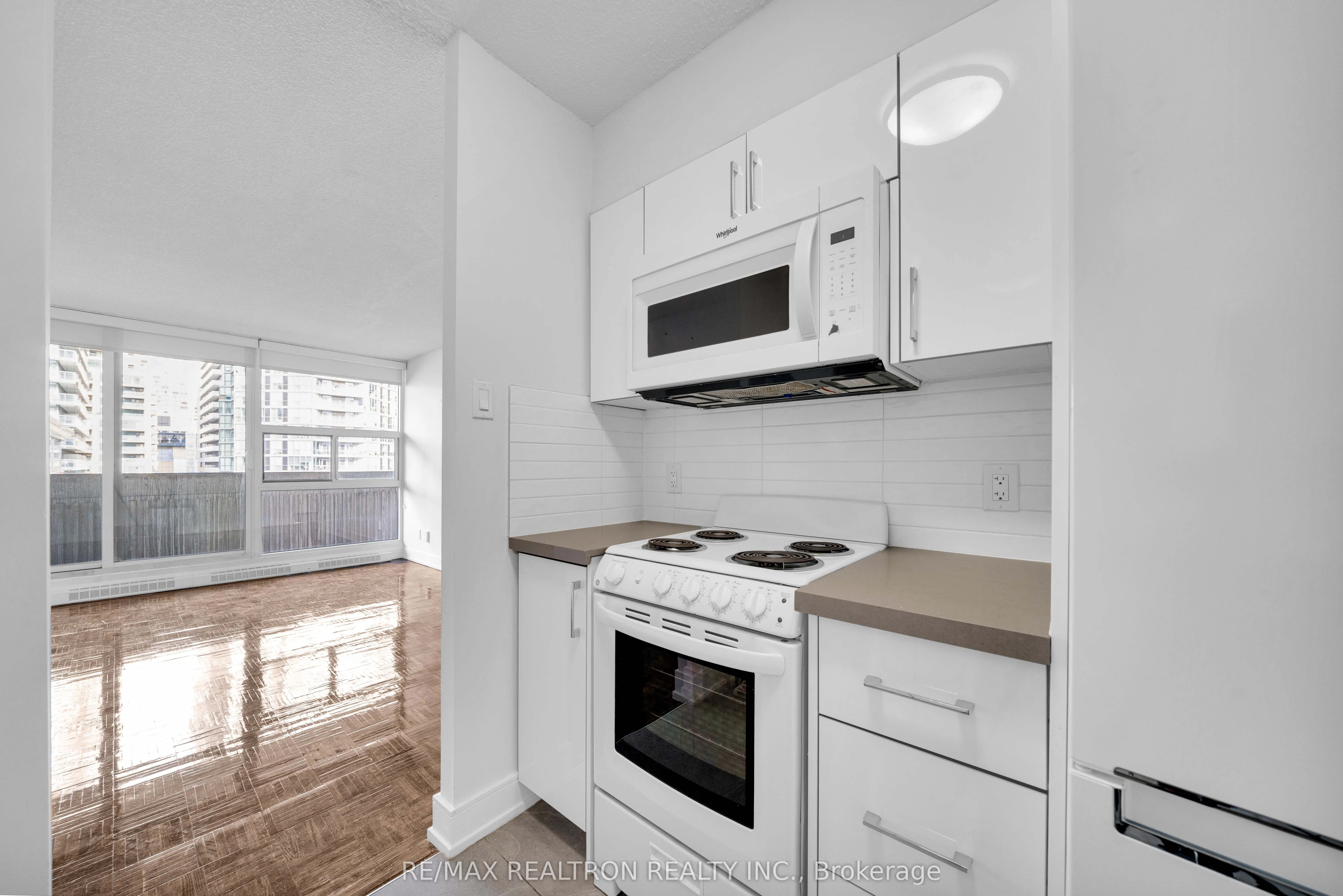 33 Isabella Street #1811