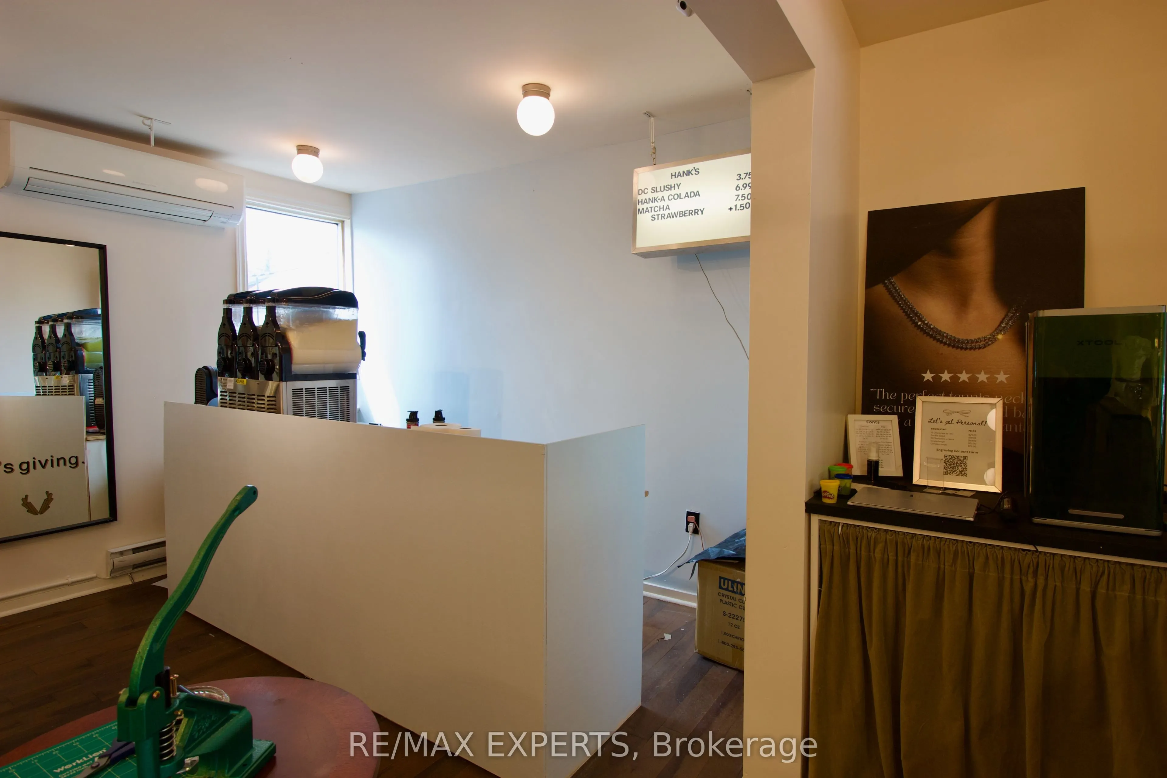 903 Dundas Street W