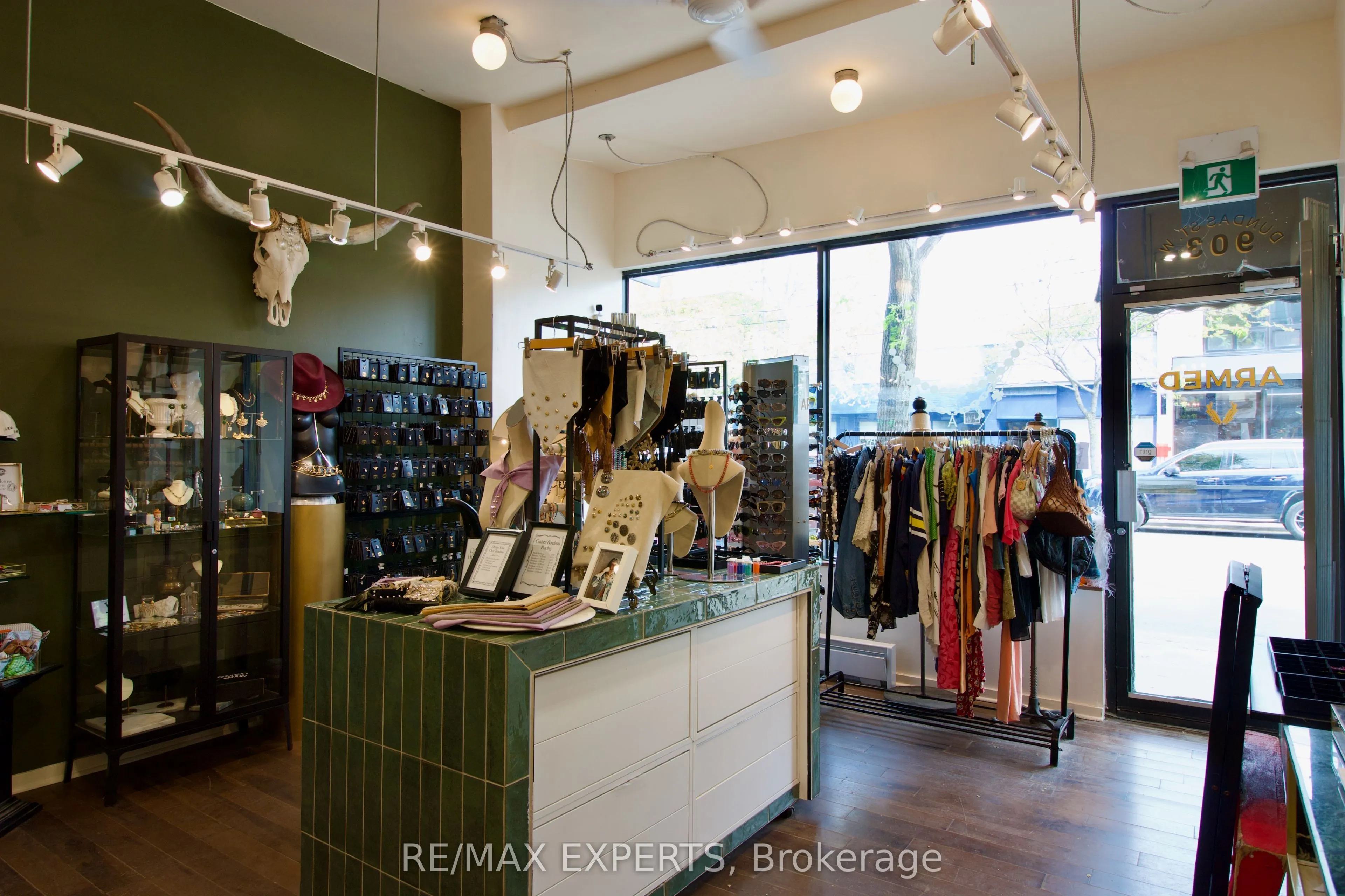 903 Dundas Street W