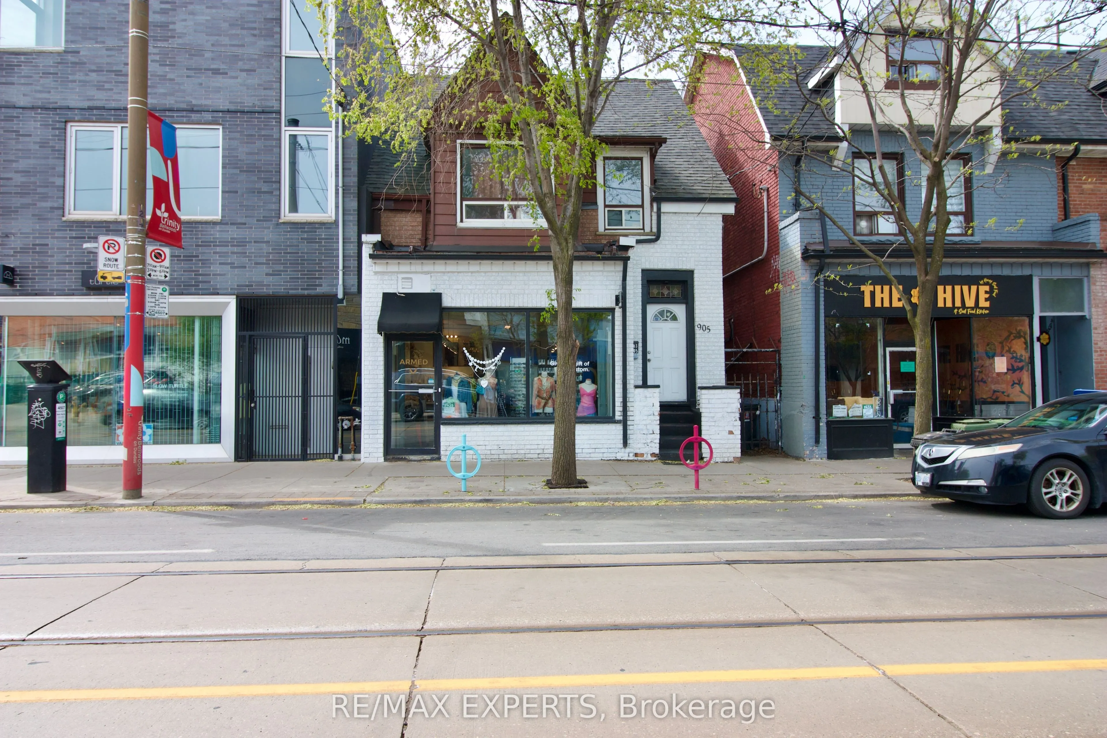 903 Dundas Street W