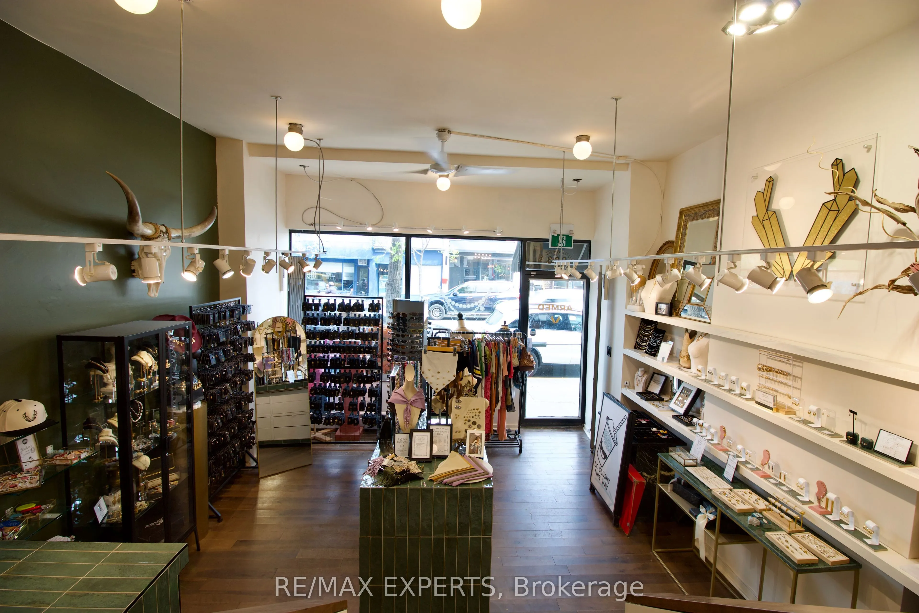 903 Dundas Street W