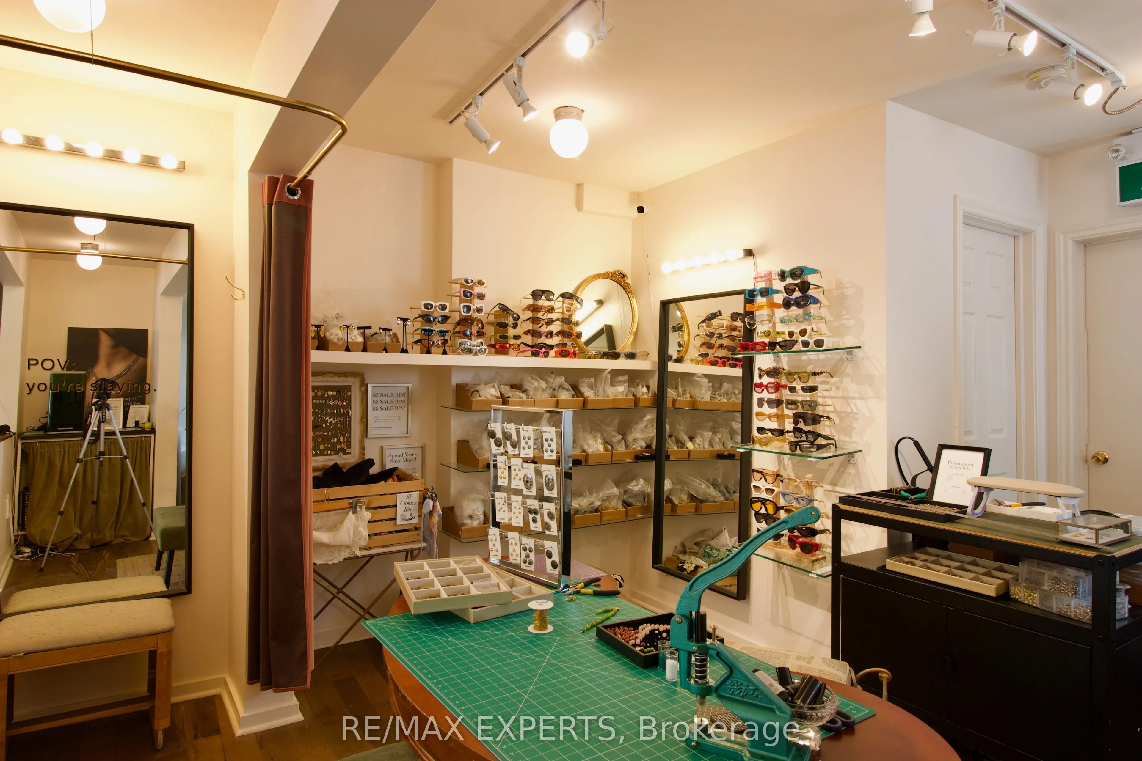 903 Dundas Street W