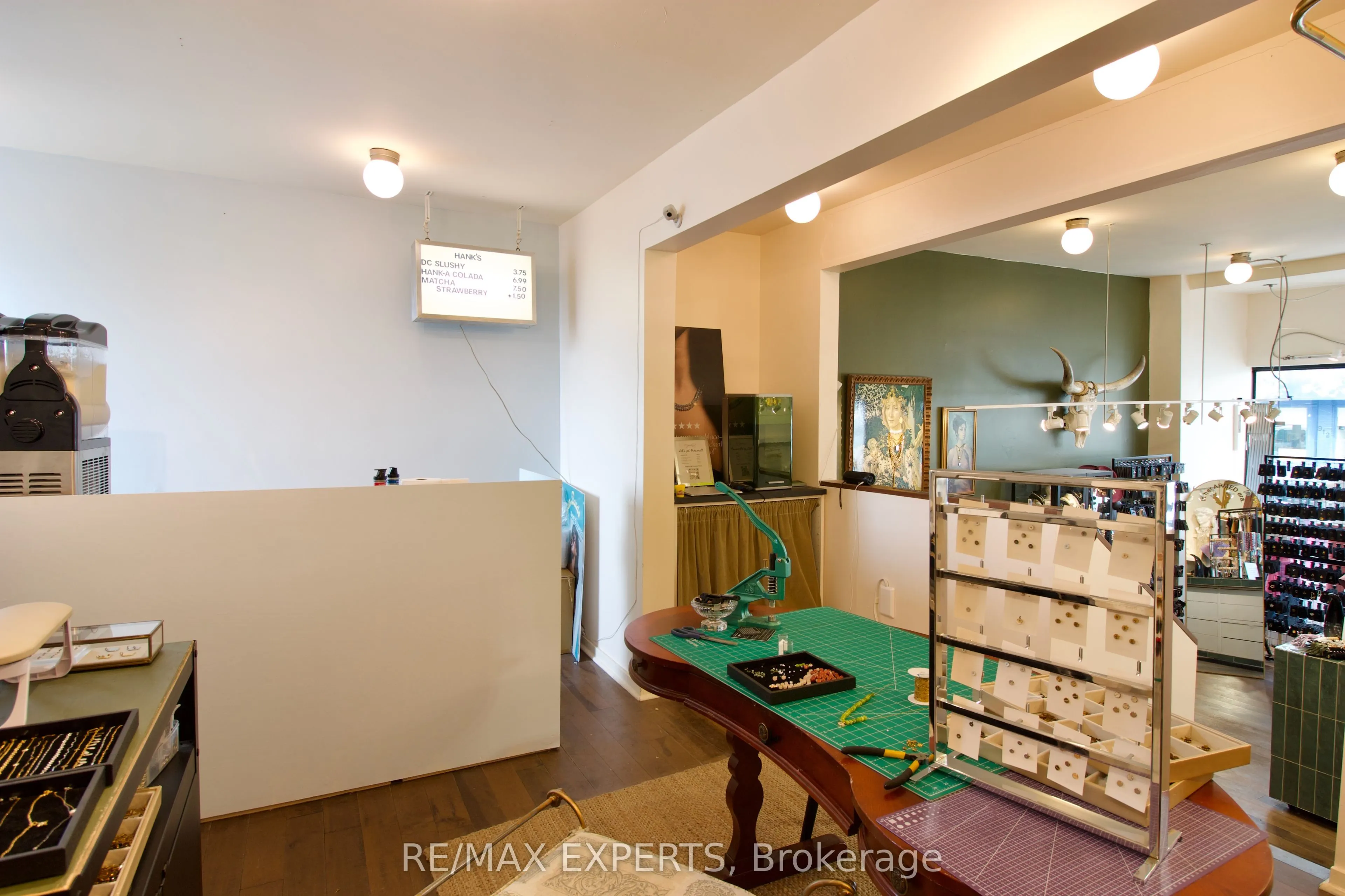 903 Dundas Street W