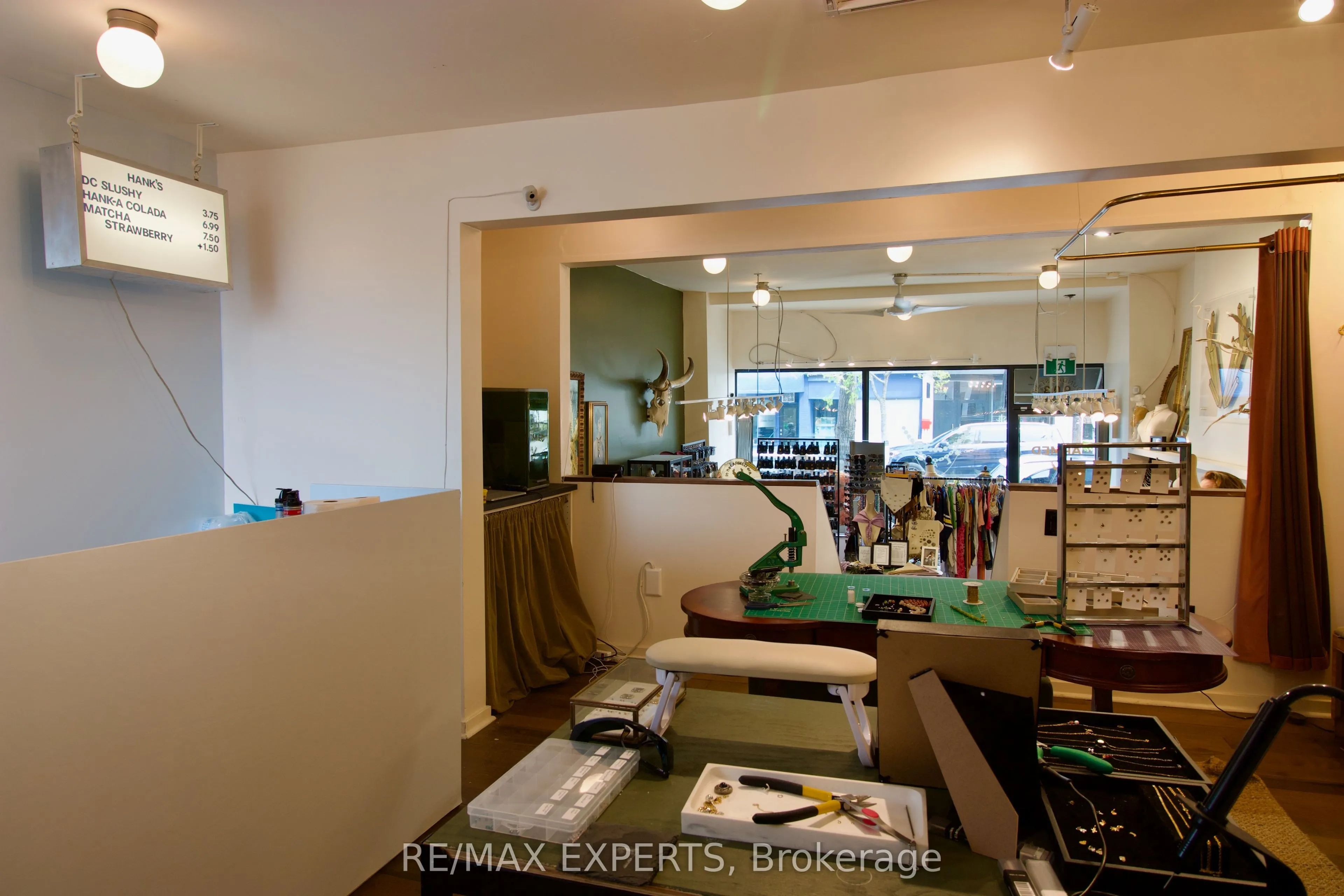 903 Dundas Street W