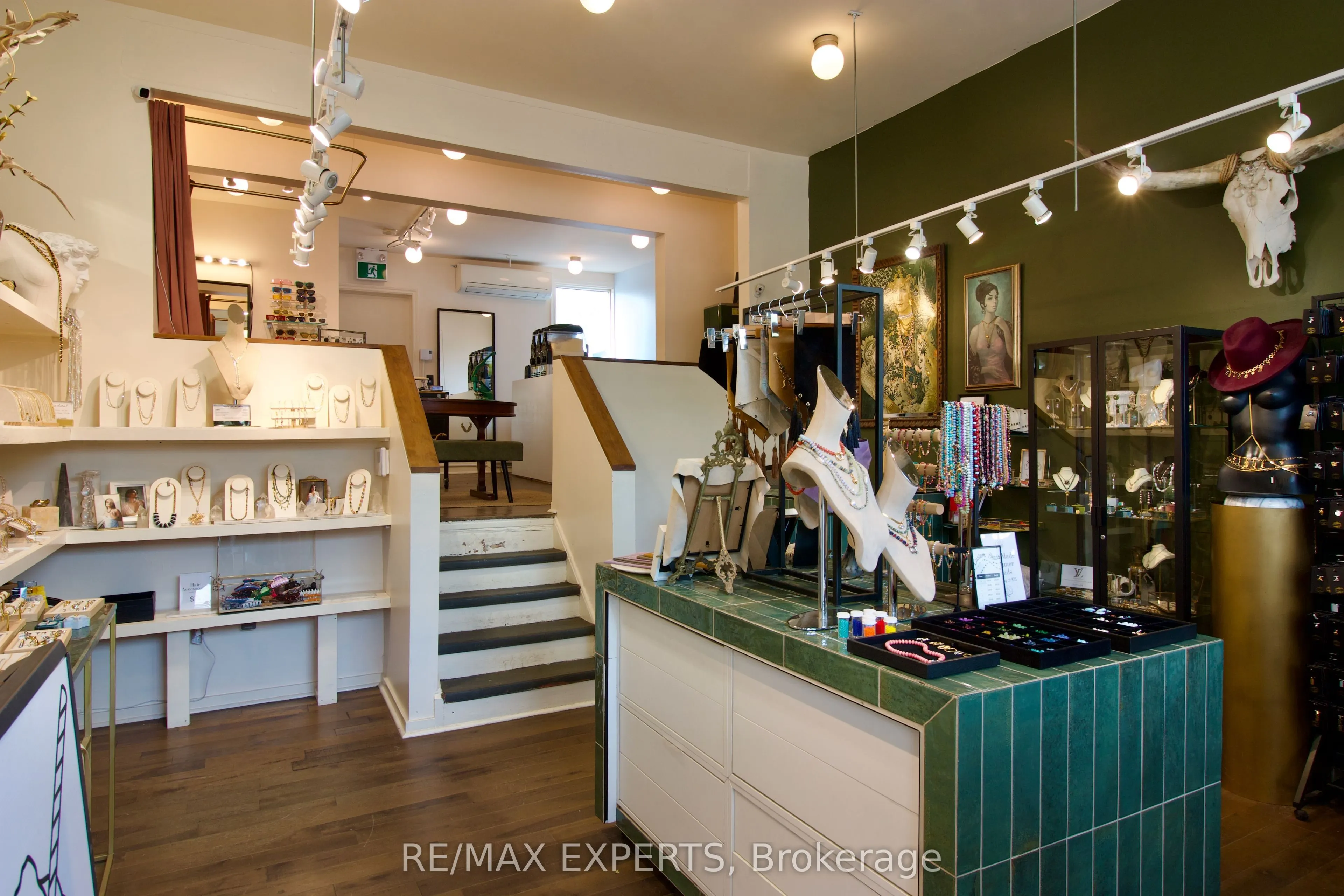 903 Dundas Street W