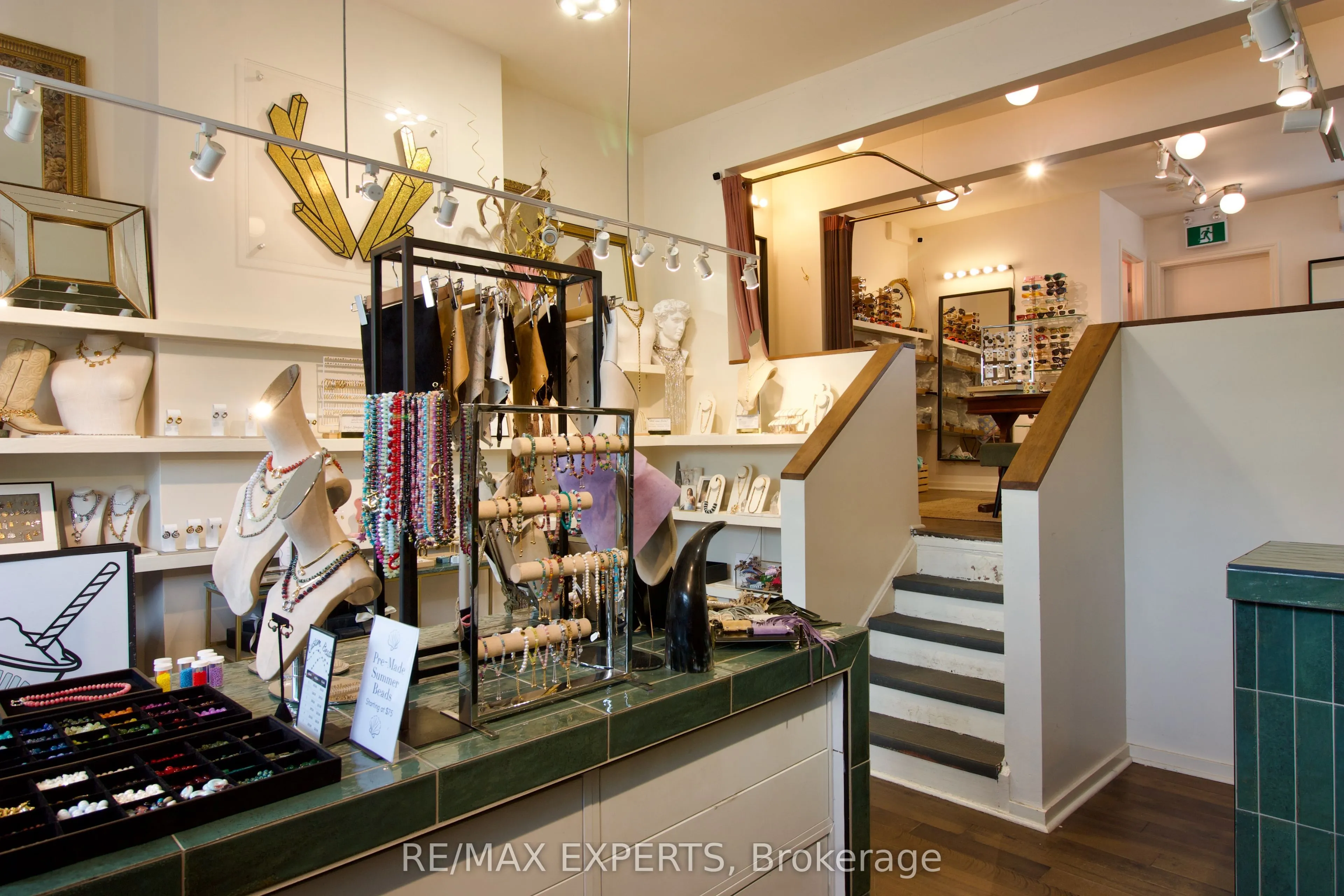 903 Dundas Street W