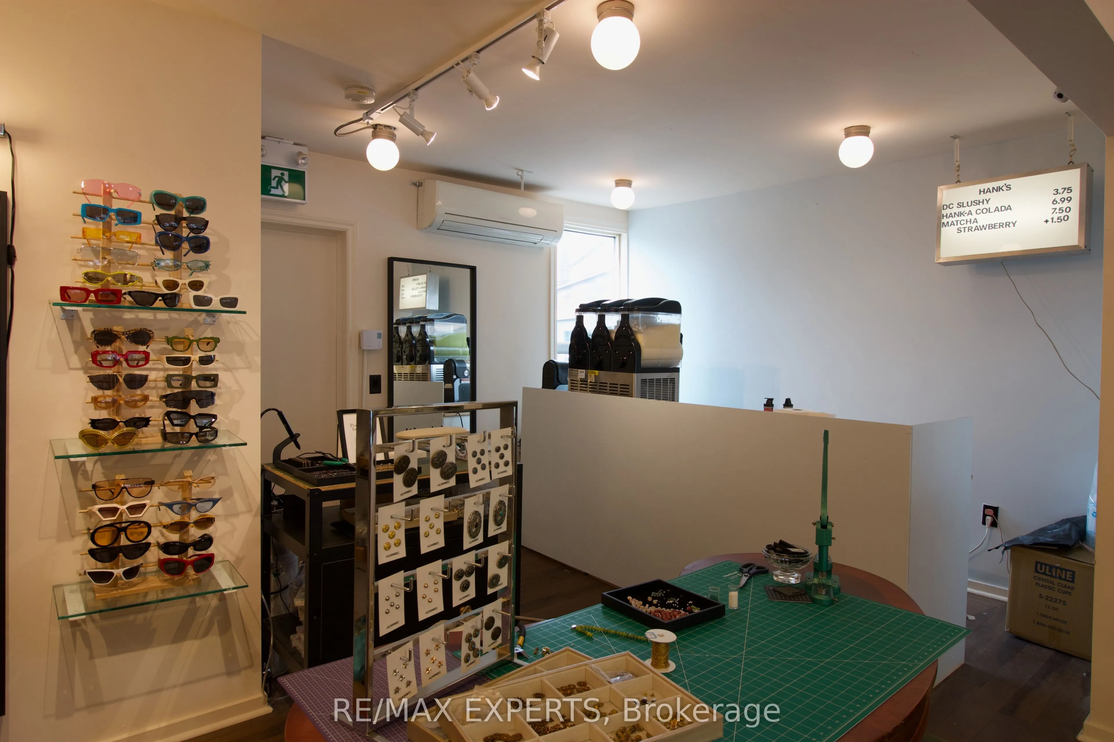 903 Dundas Street W