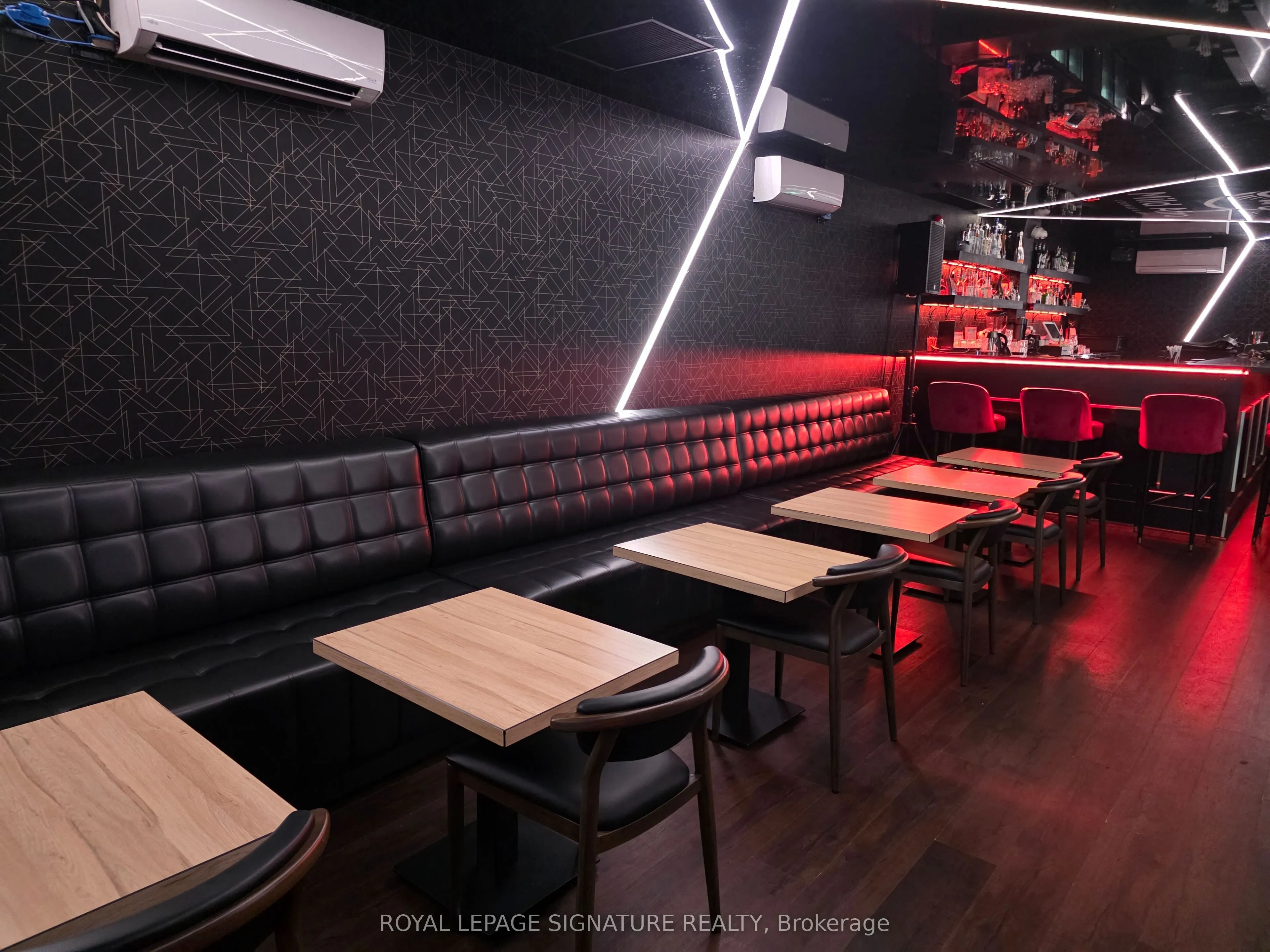 1116 Dundas Street W