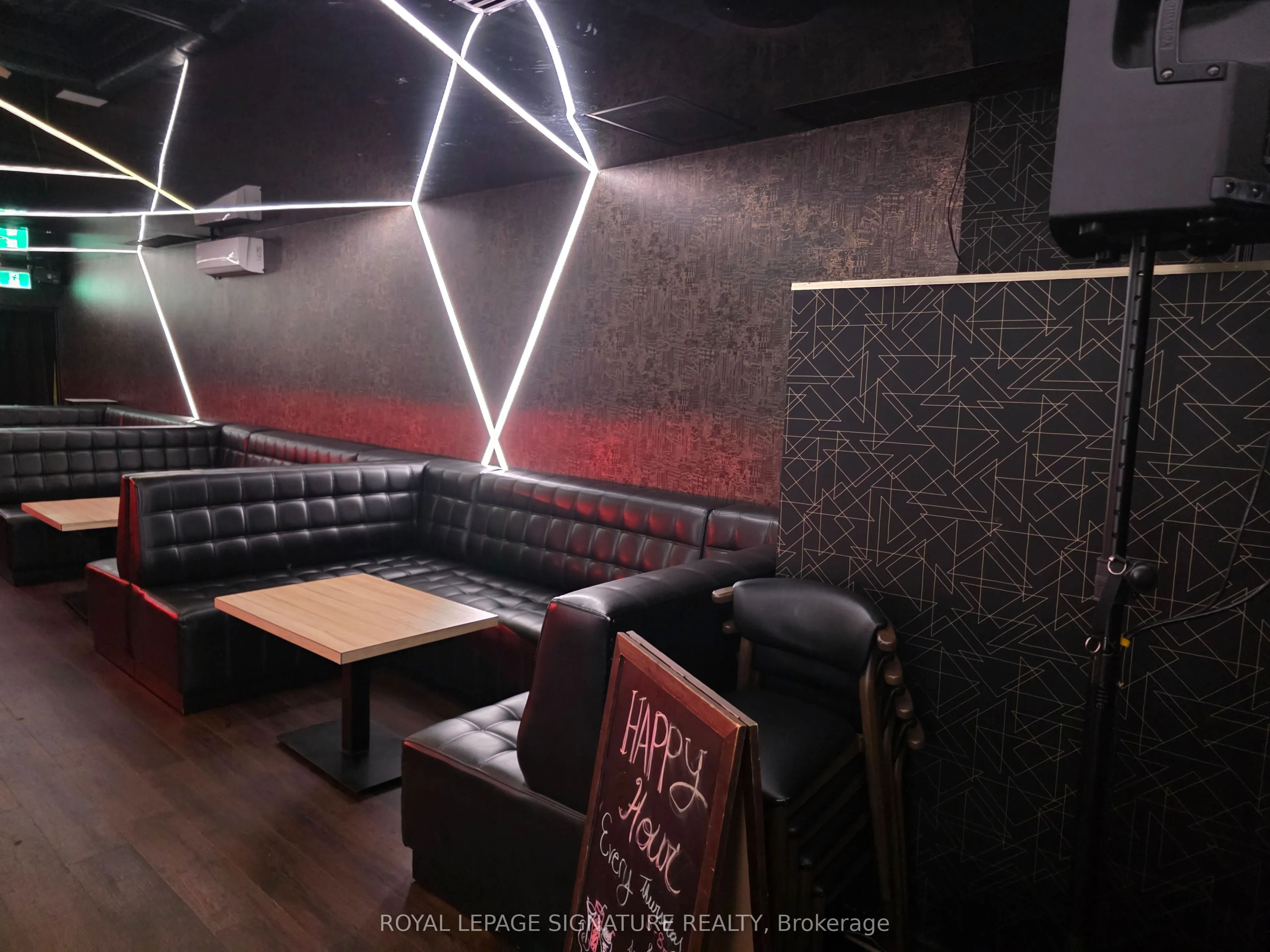 1116 Dundas Street W