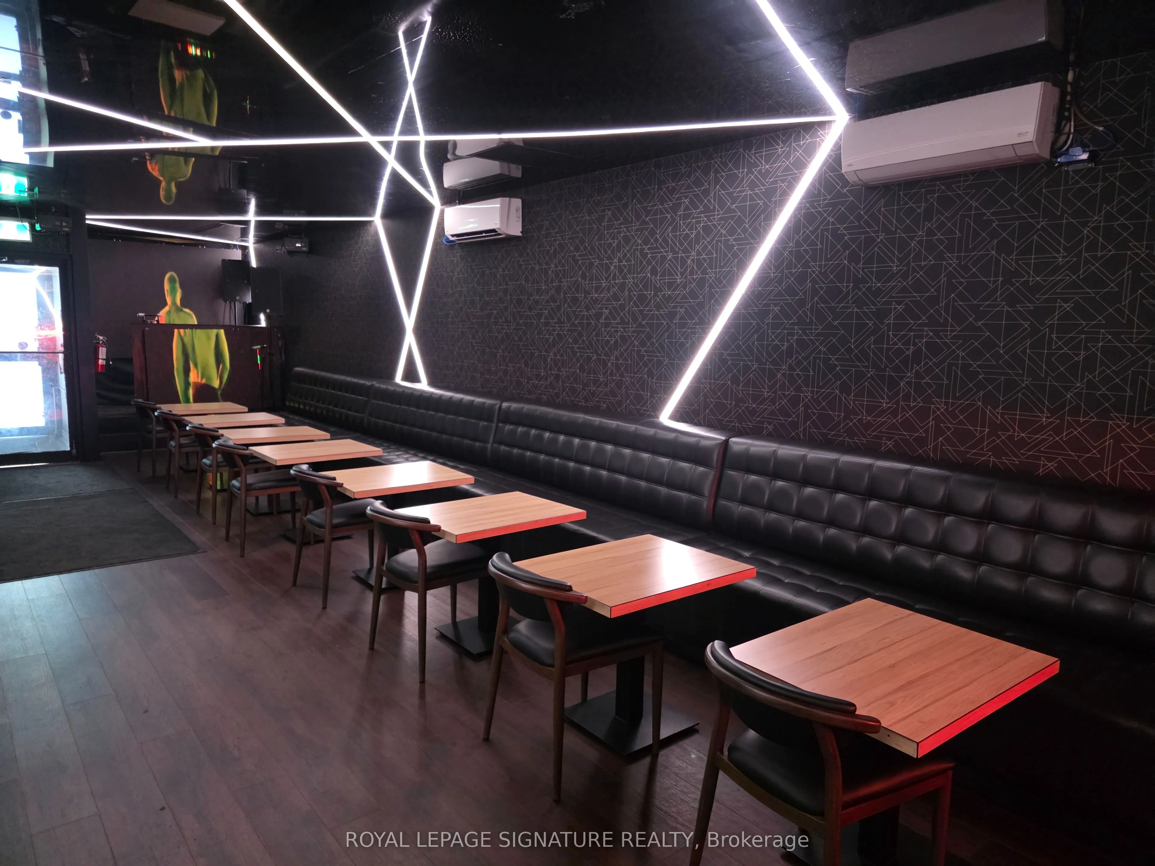 1116 Dundas Street W
