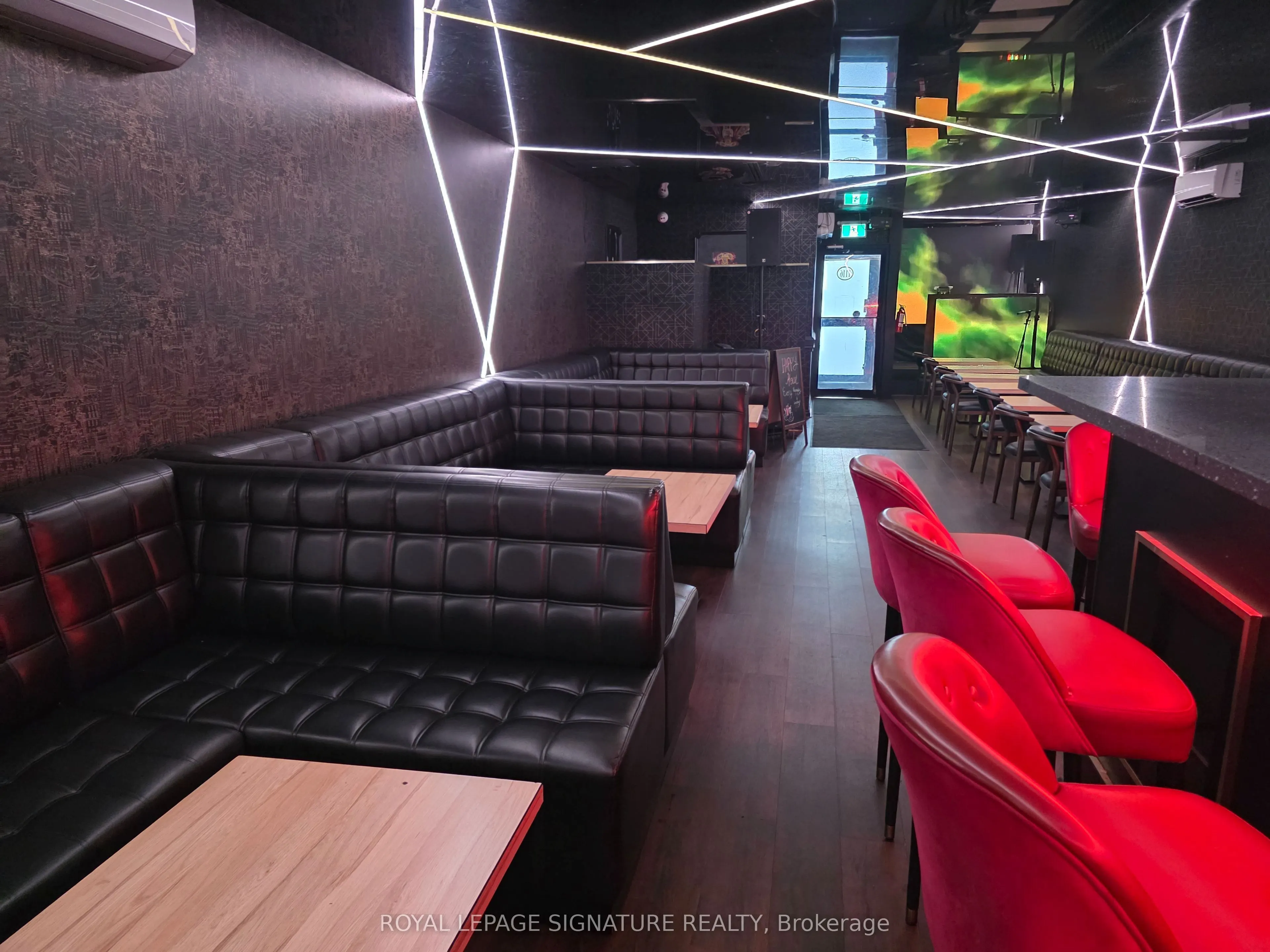 1116 Dundas Street W