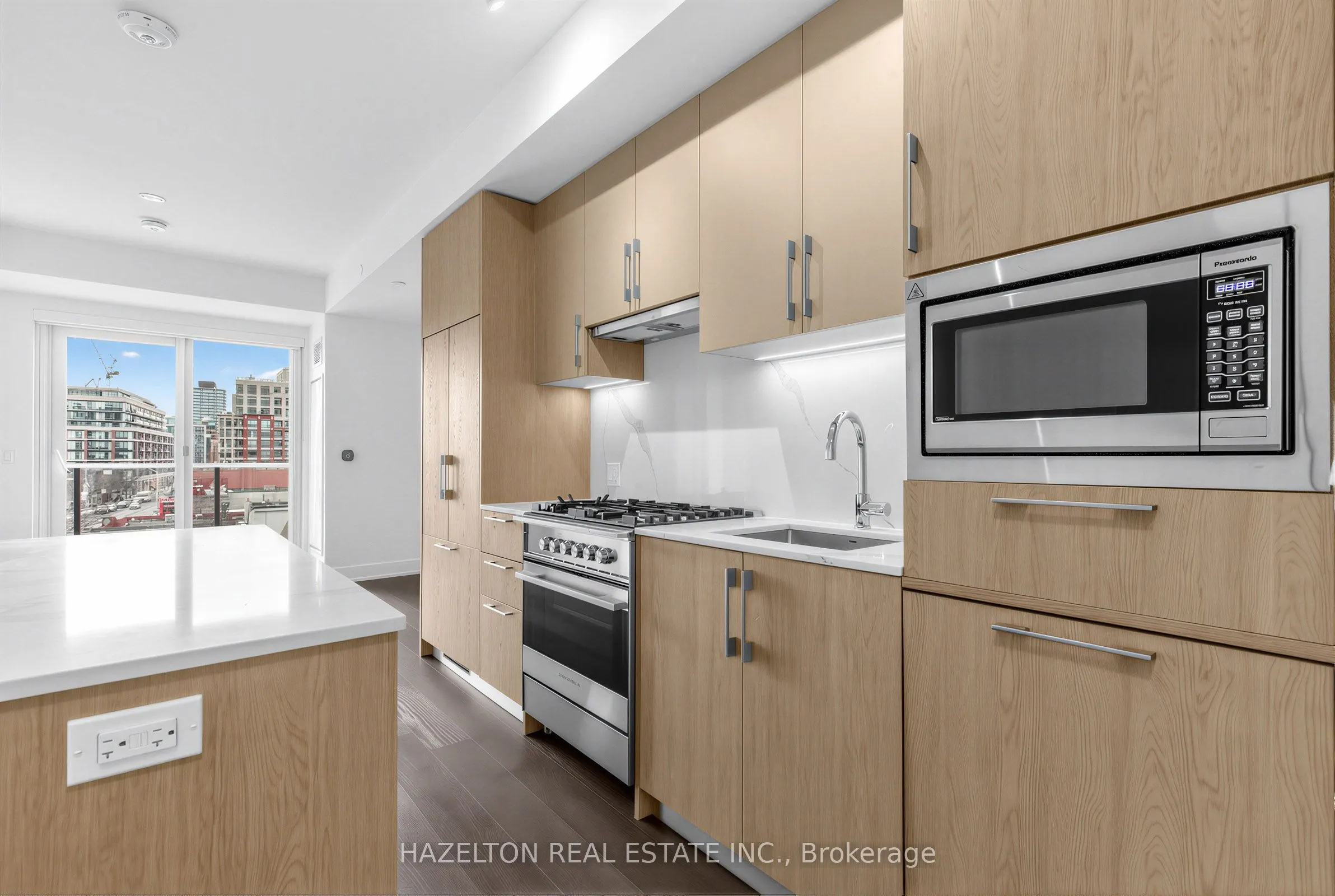 8 Manor Road W #711