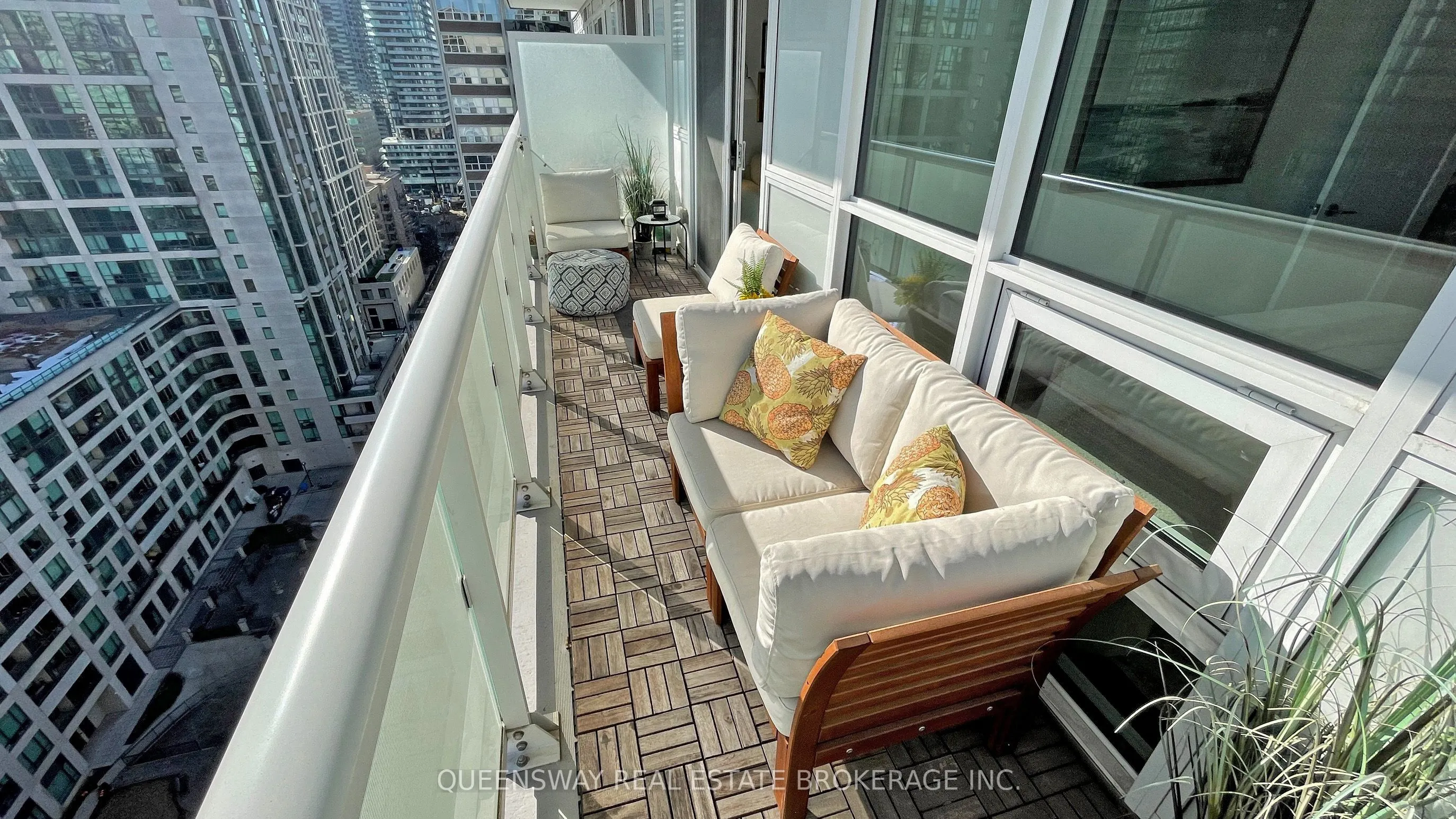 101 Erskine Avenue #1605