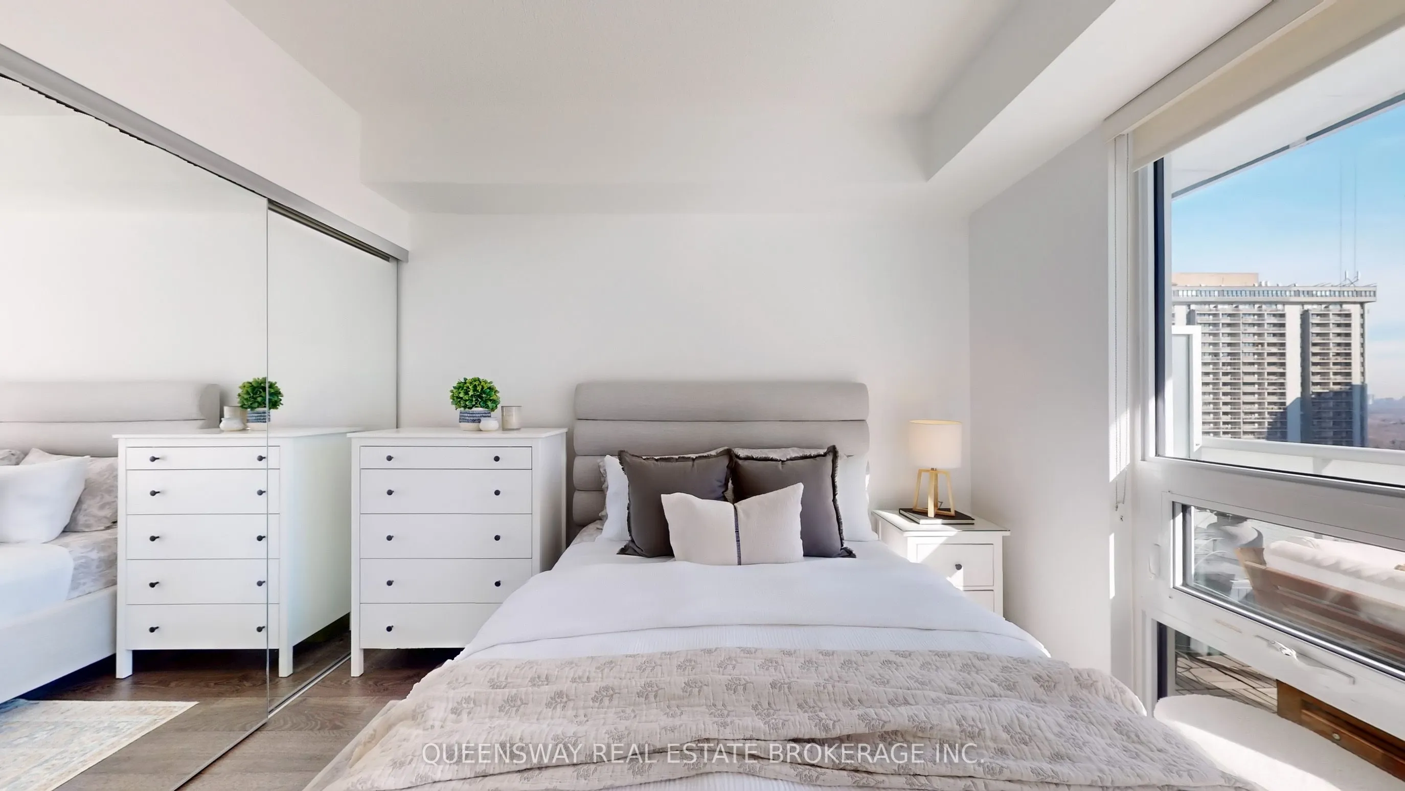 101 Erskine Avenue #1605