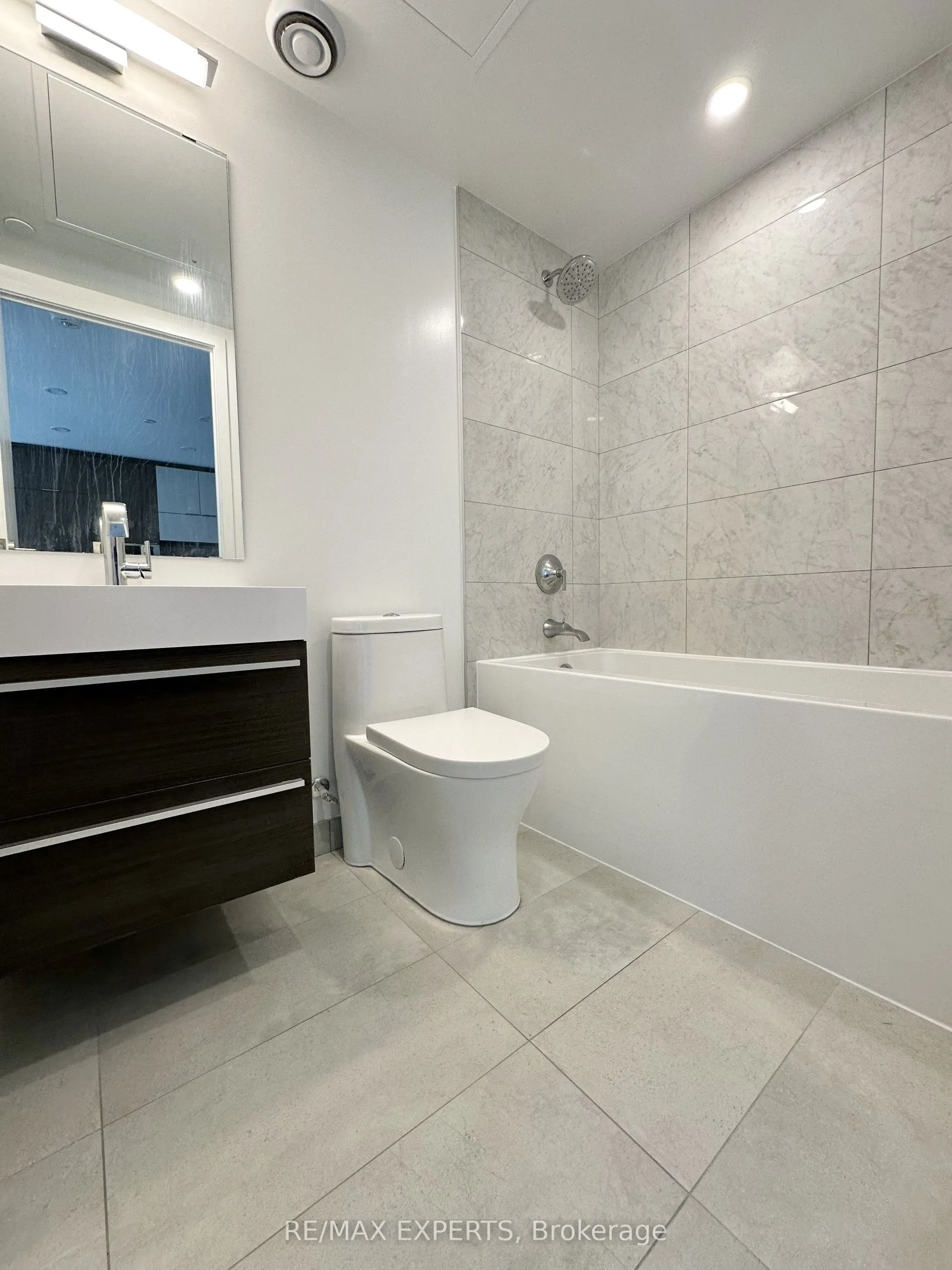 39 ROEHAMPTON Avenue #2707