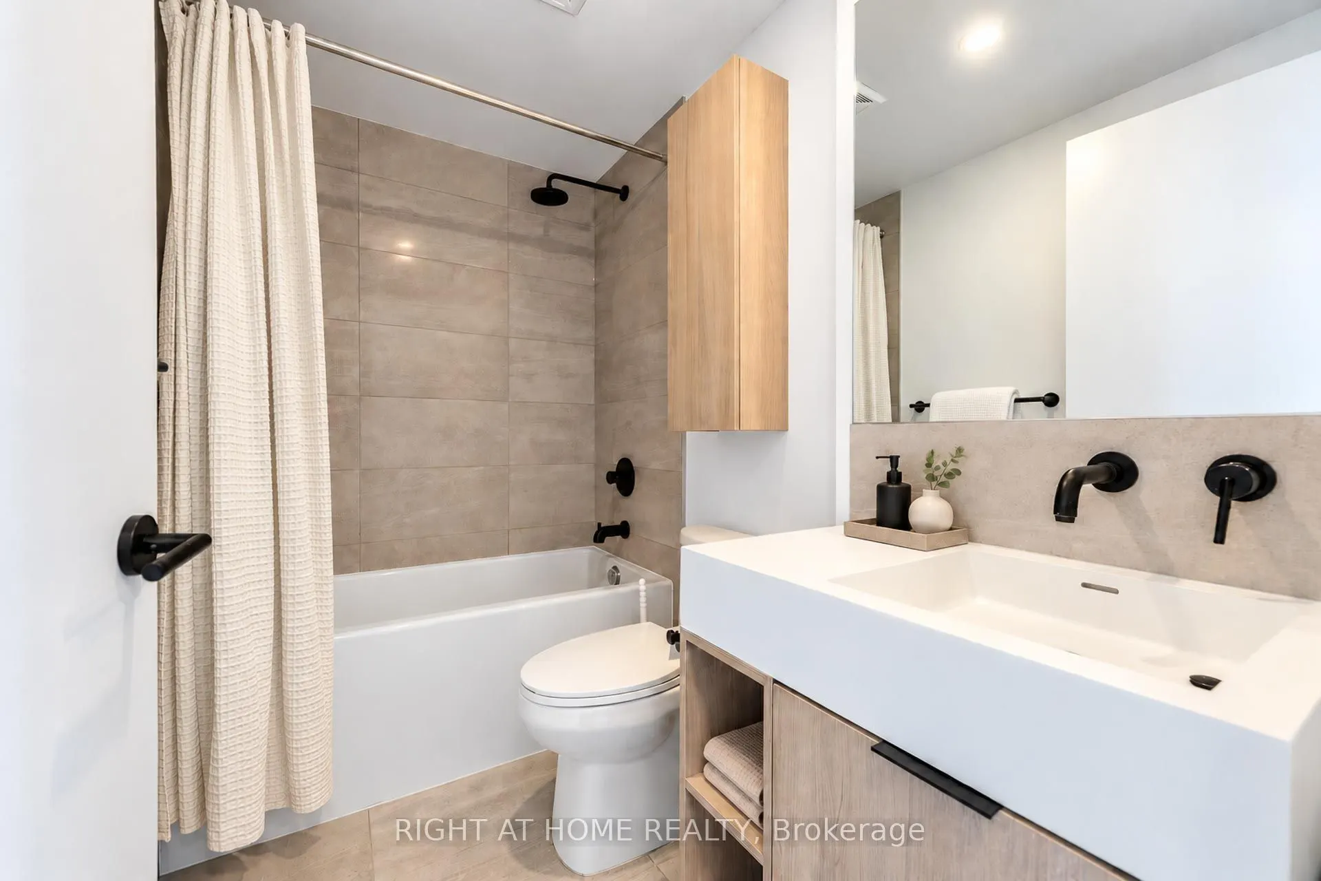 108 Peter Street #4013