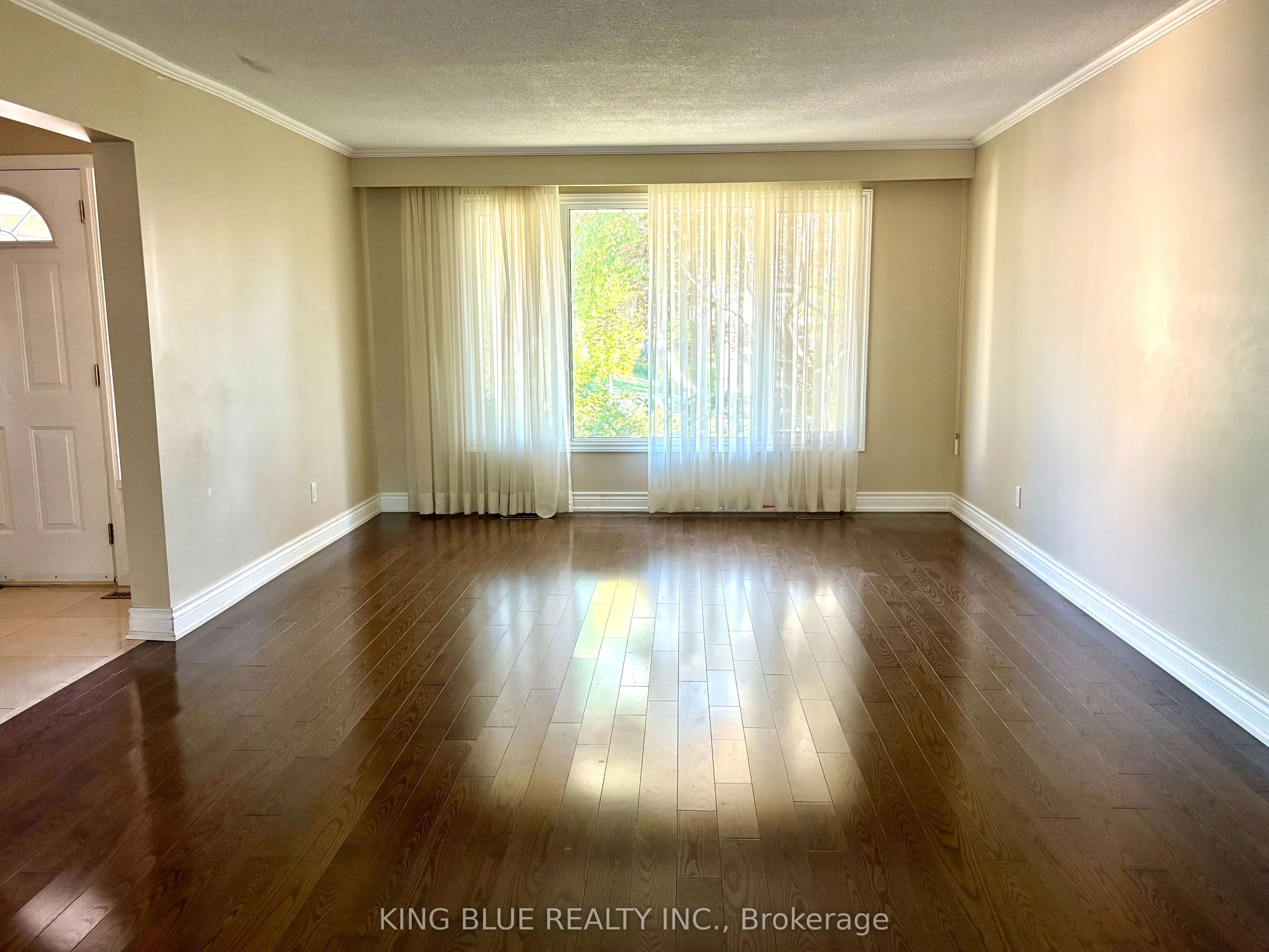 9 Denlow Boulevard