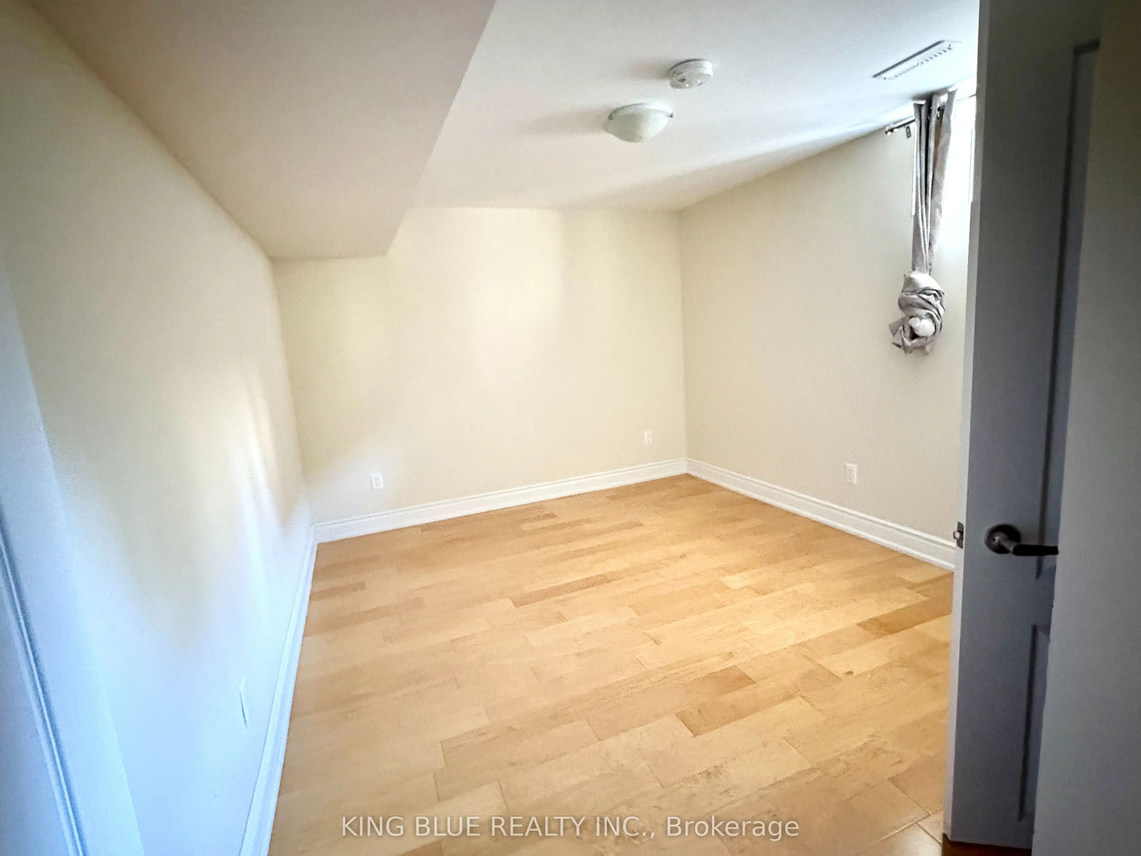 9 Denlow Boulevard