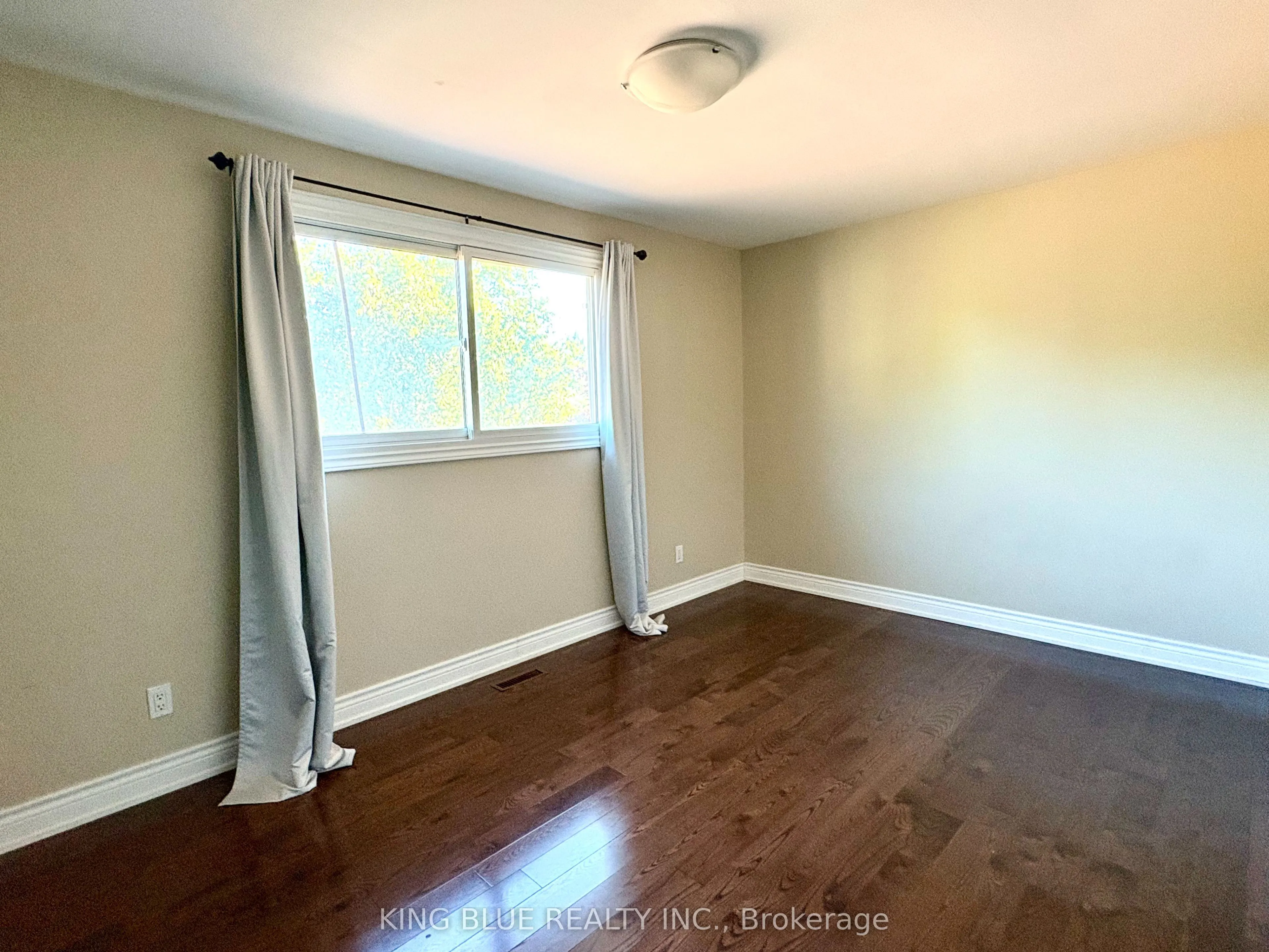 9 Denlow Boulevard