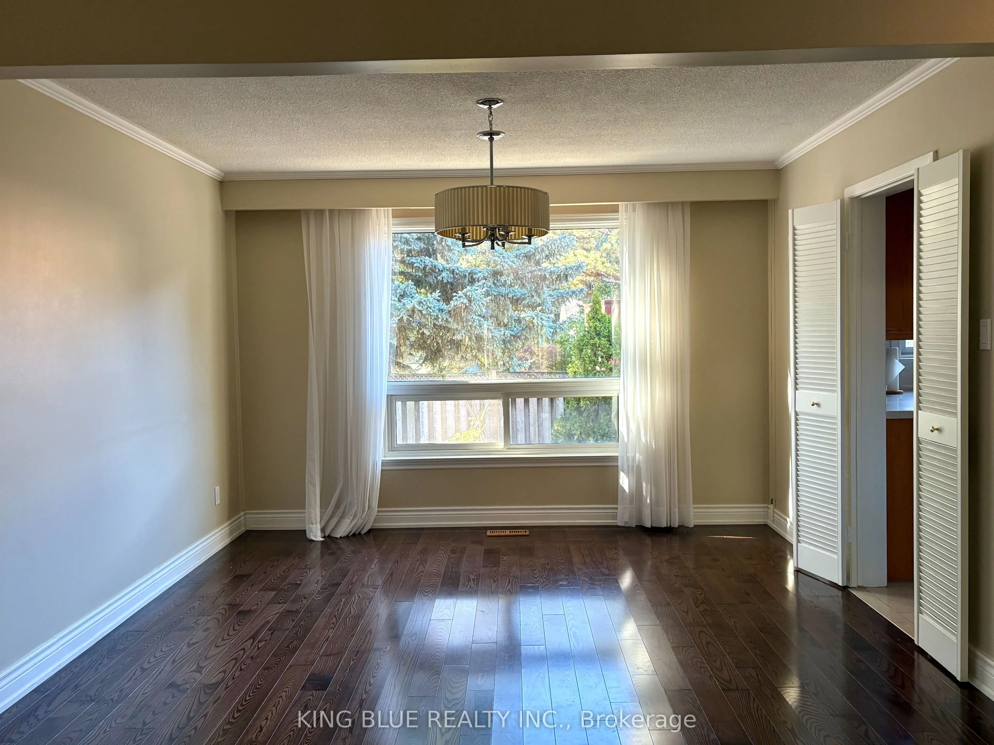 9 Denlow Boulevard