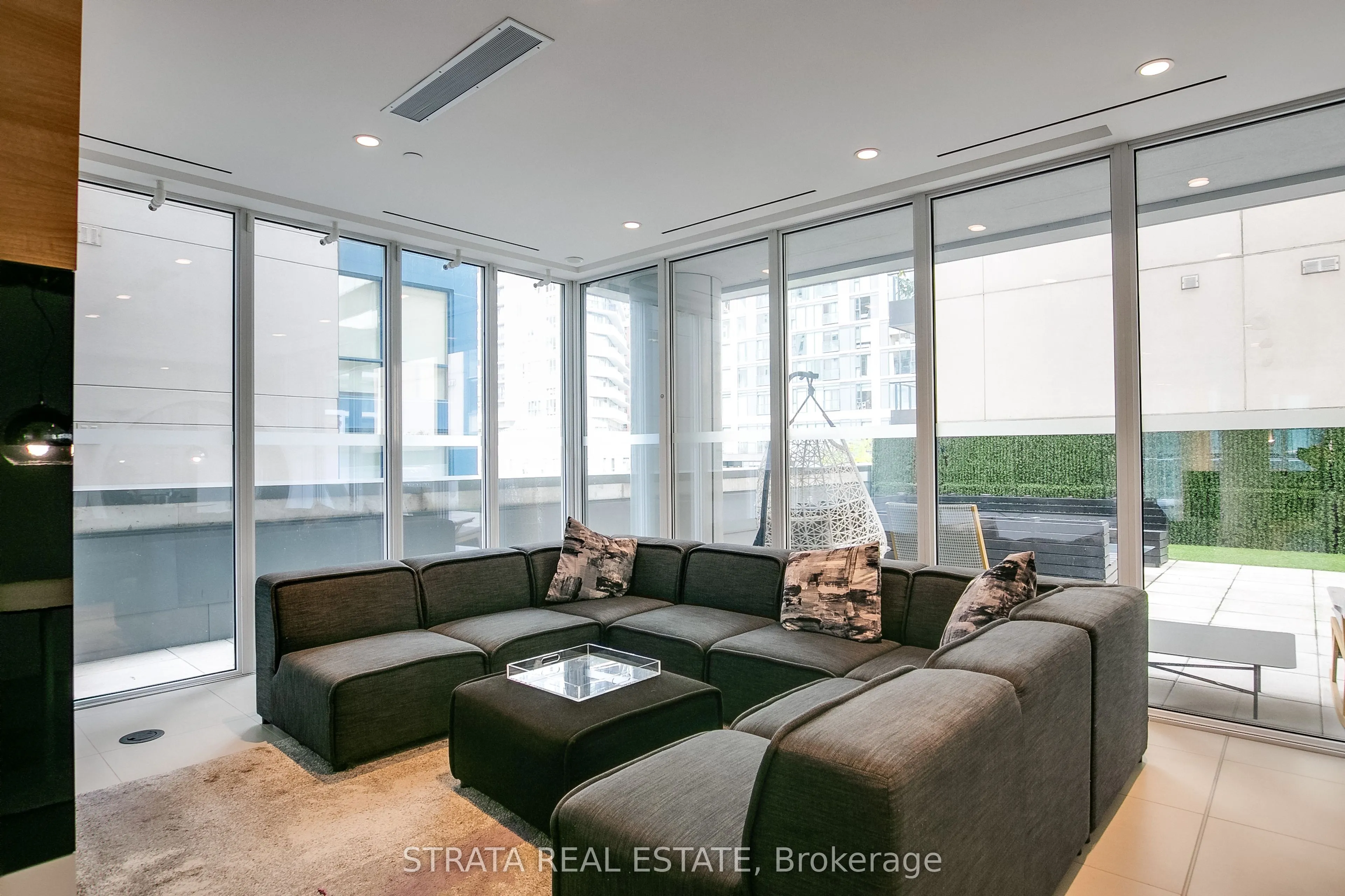 68 Shuter Street #1610