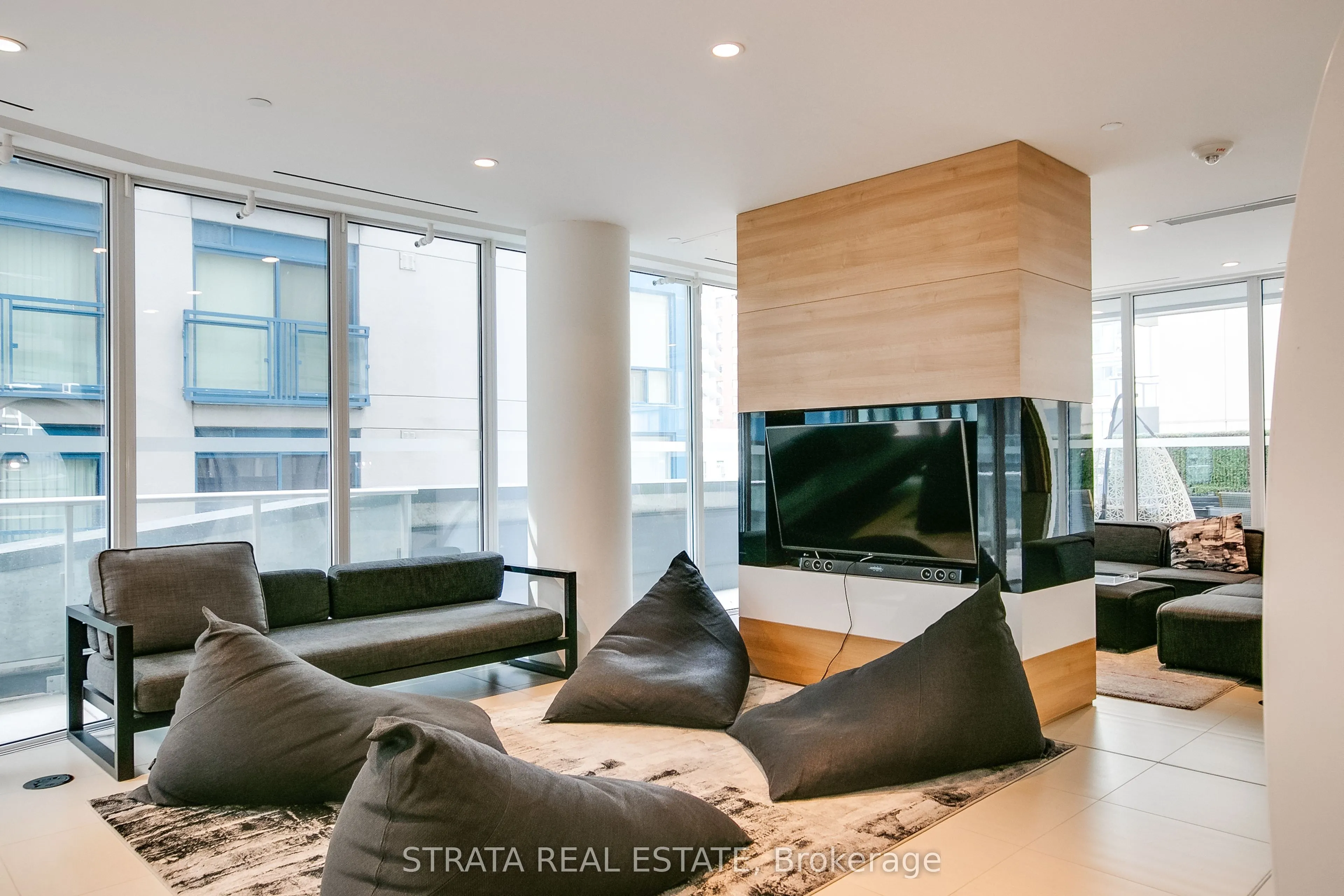 68 Shuter Street #1610