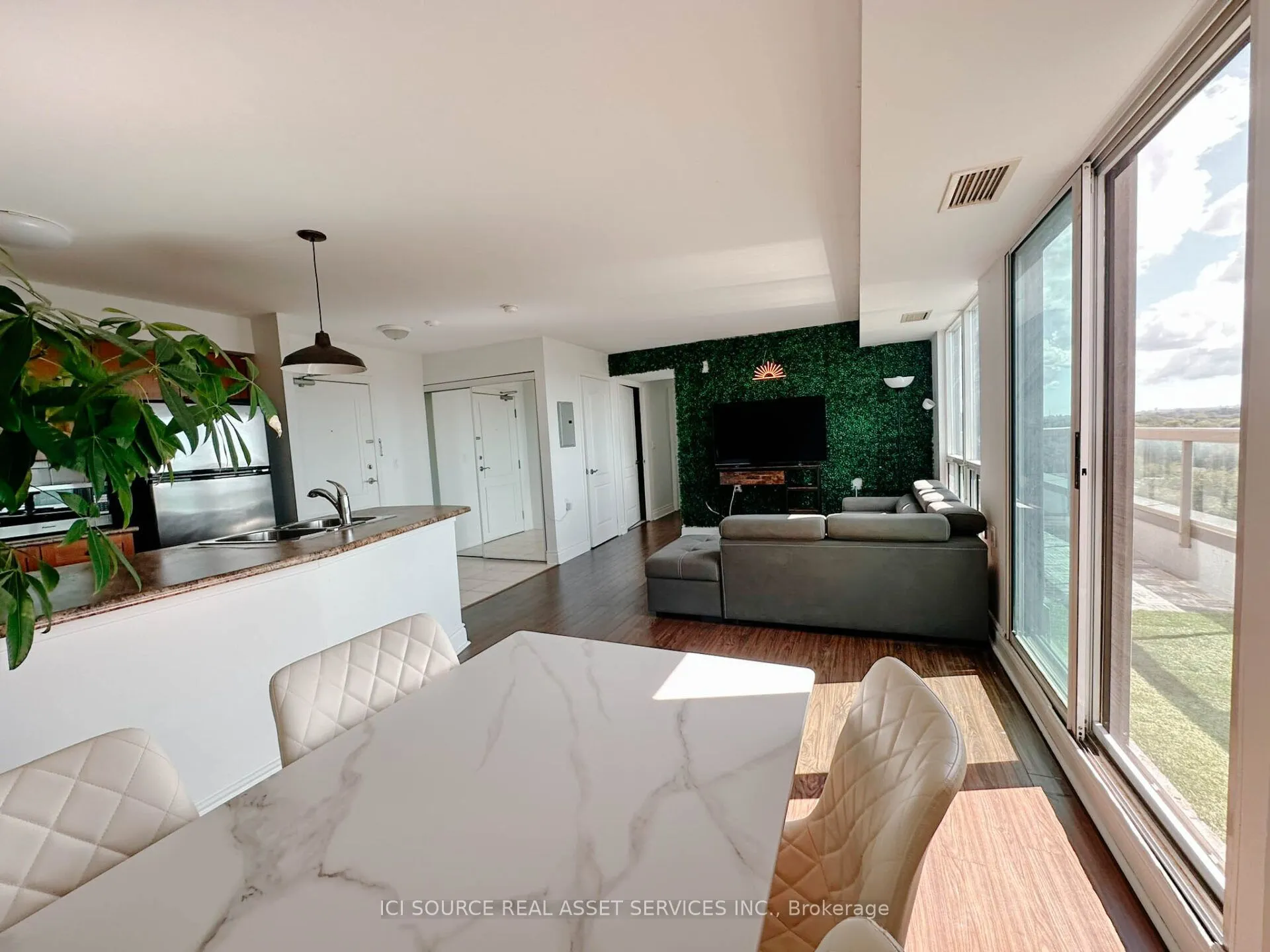 935 Sheppard Avenue W #901