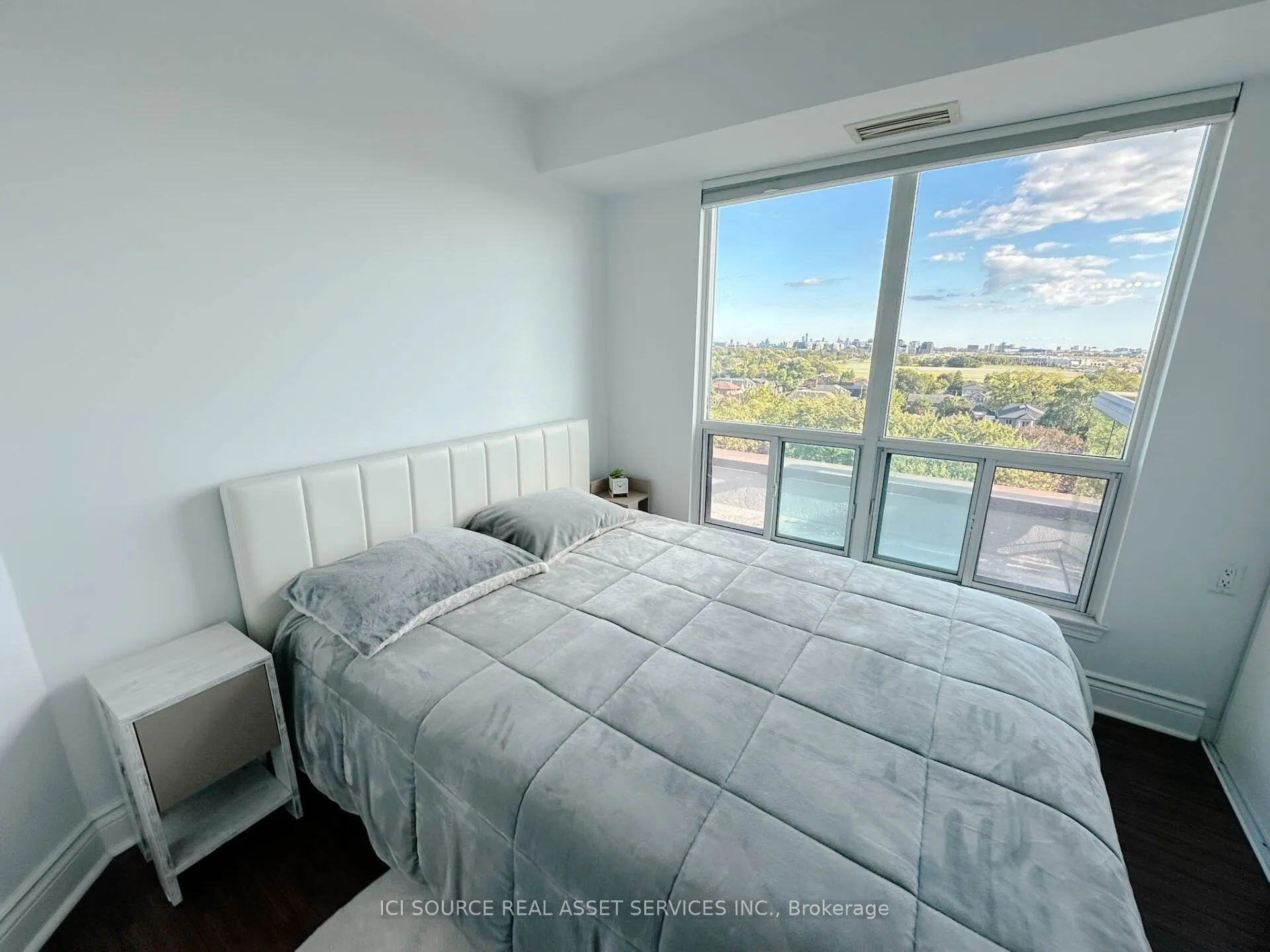 935 Sheppard Avenue W #901