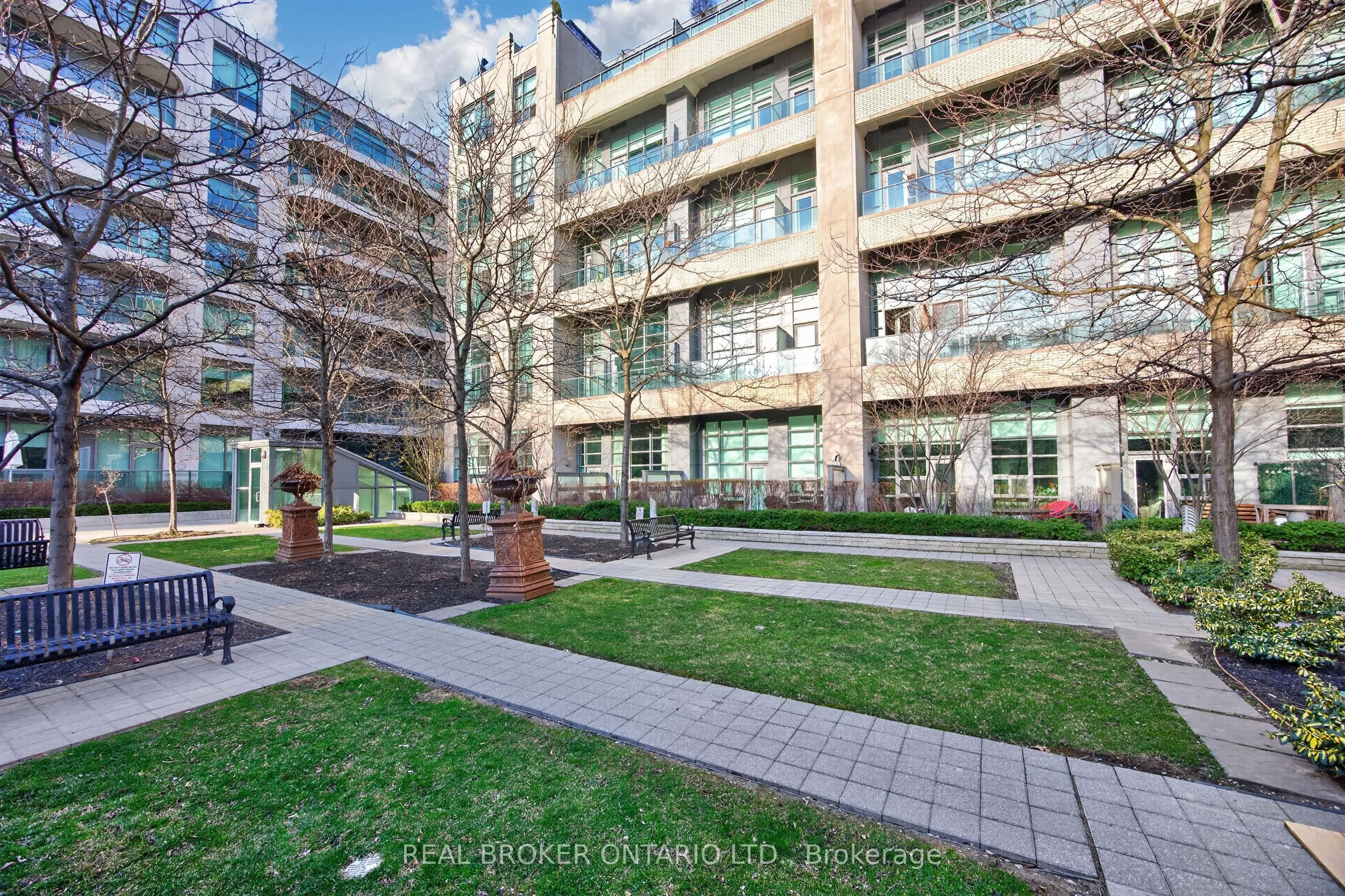 380 Macpherson Avenue #209