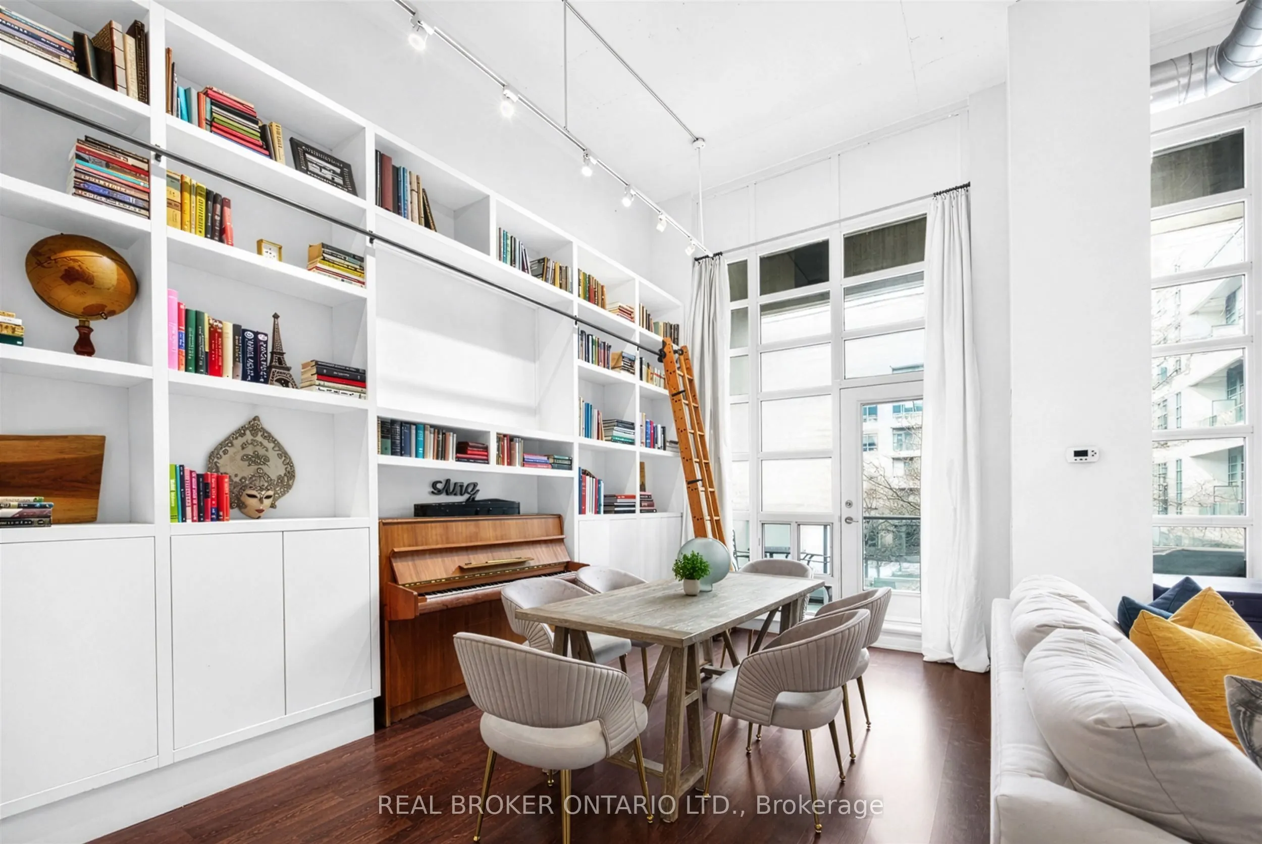 380 Macpherson Avenue #209