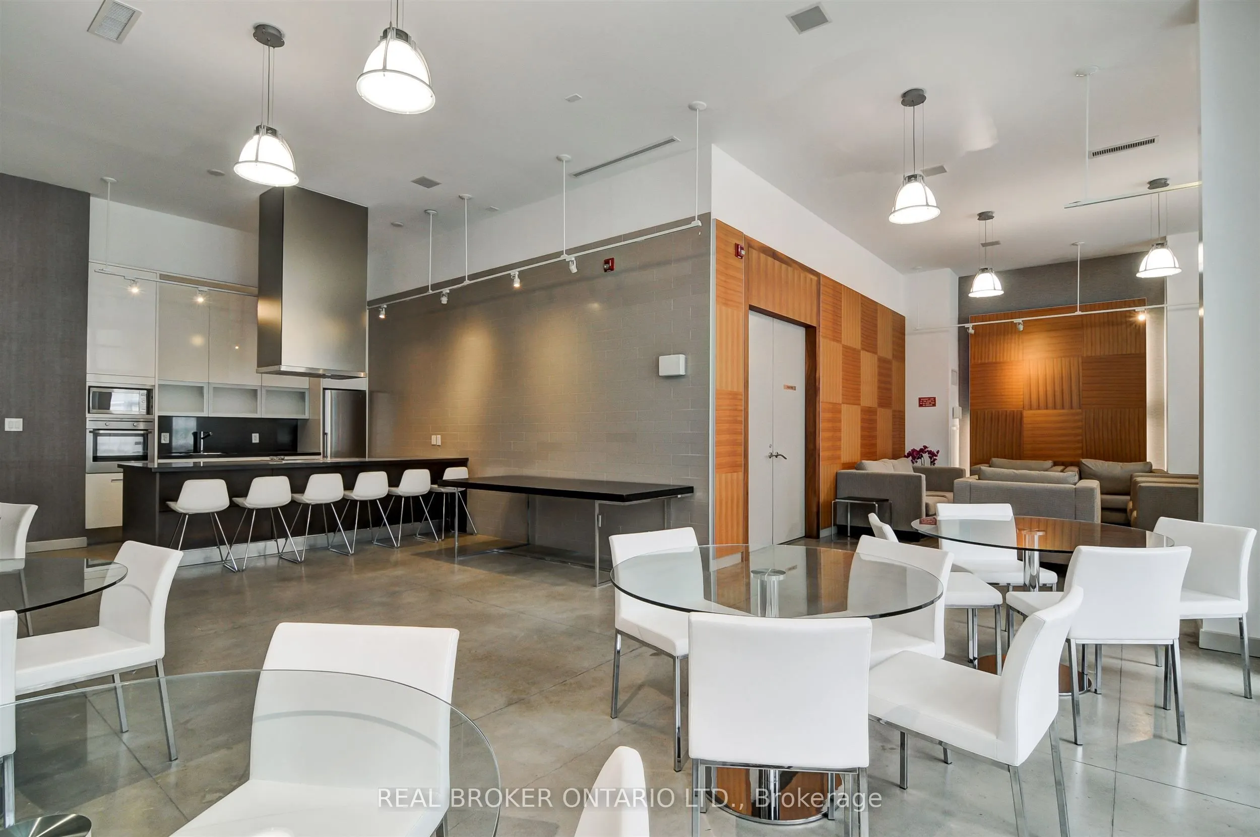 380 Macpherson Avenue #209