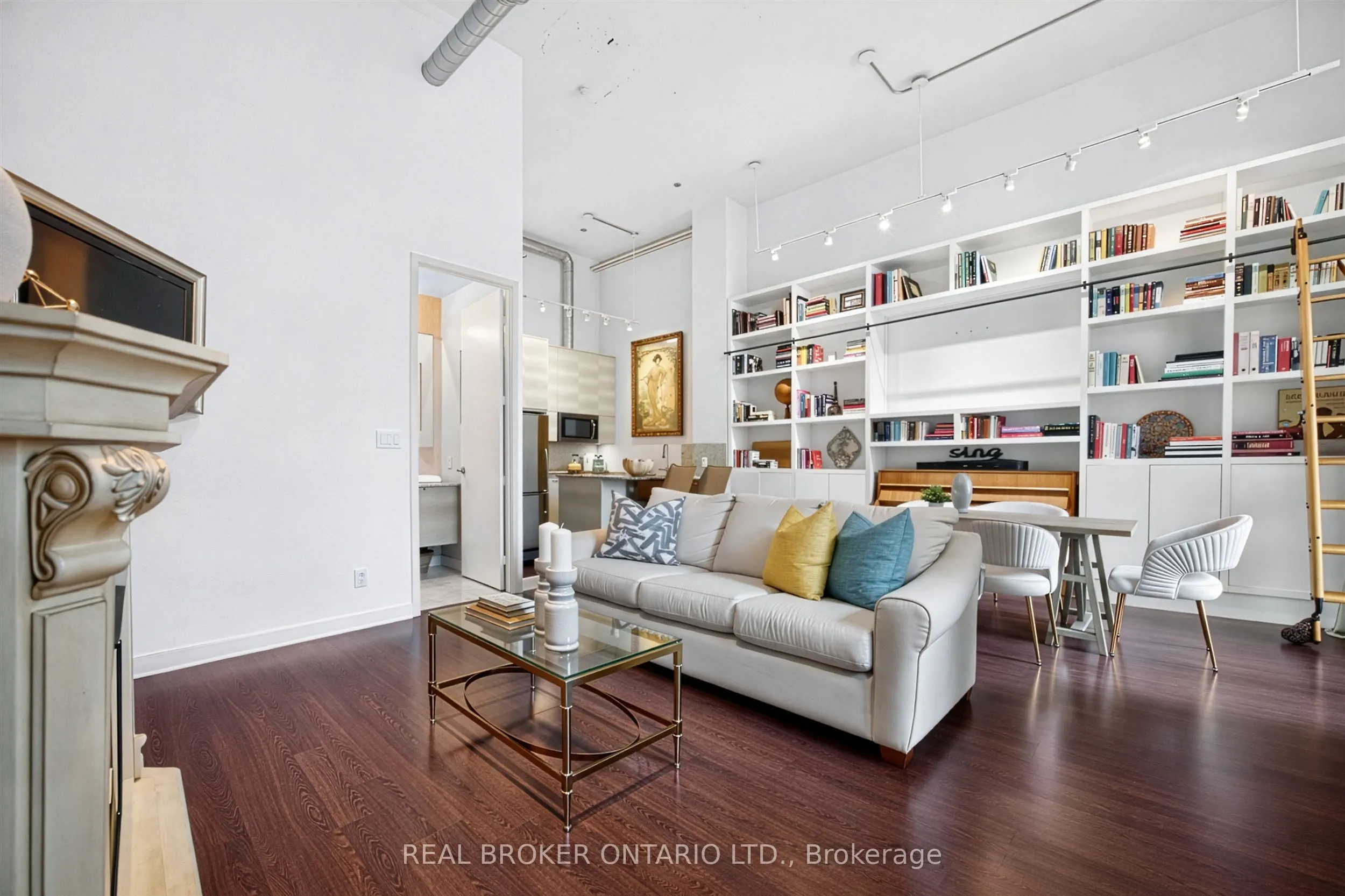 380 Macpherson Avenue #209
