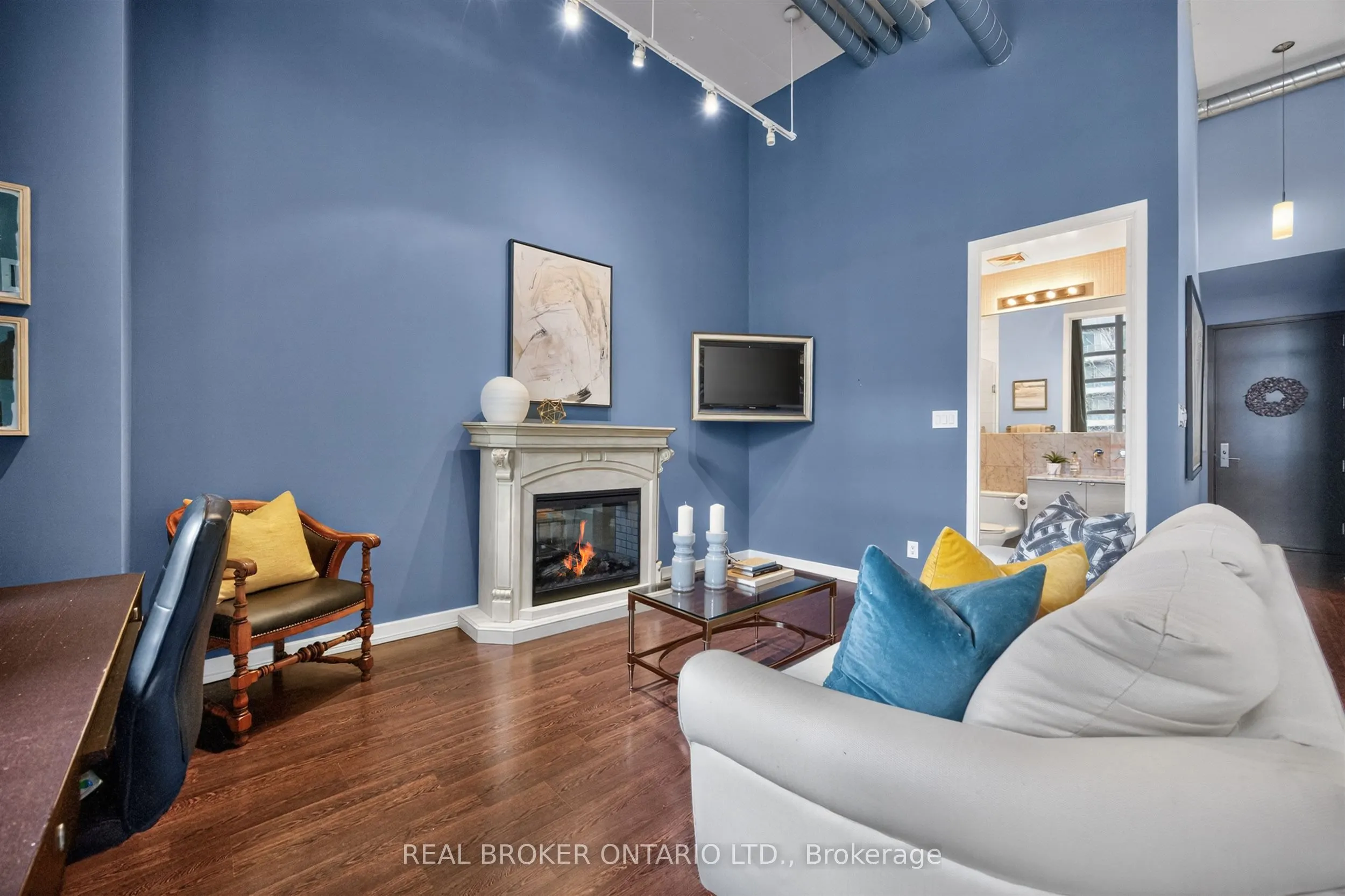 380 Macpherson Avenue #209