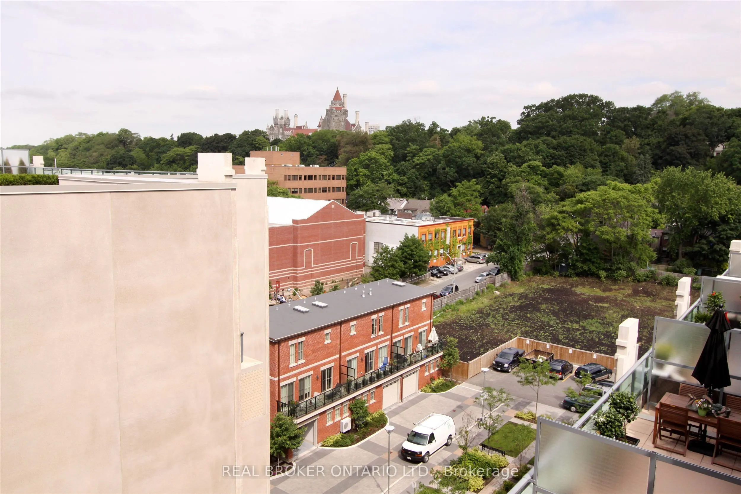 380 Macpherson Avenue #209