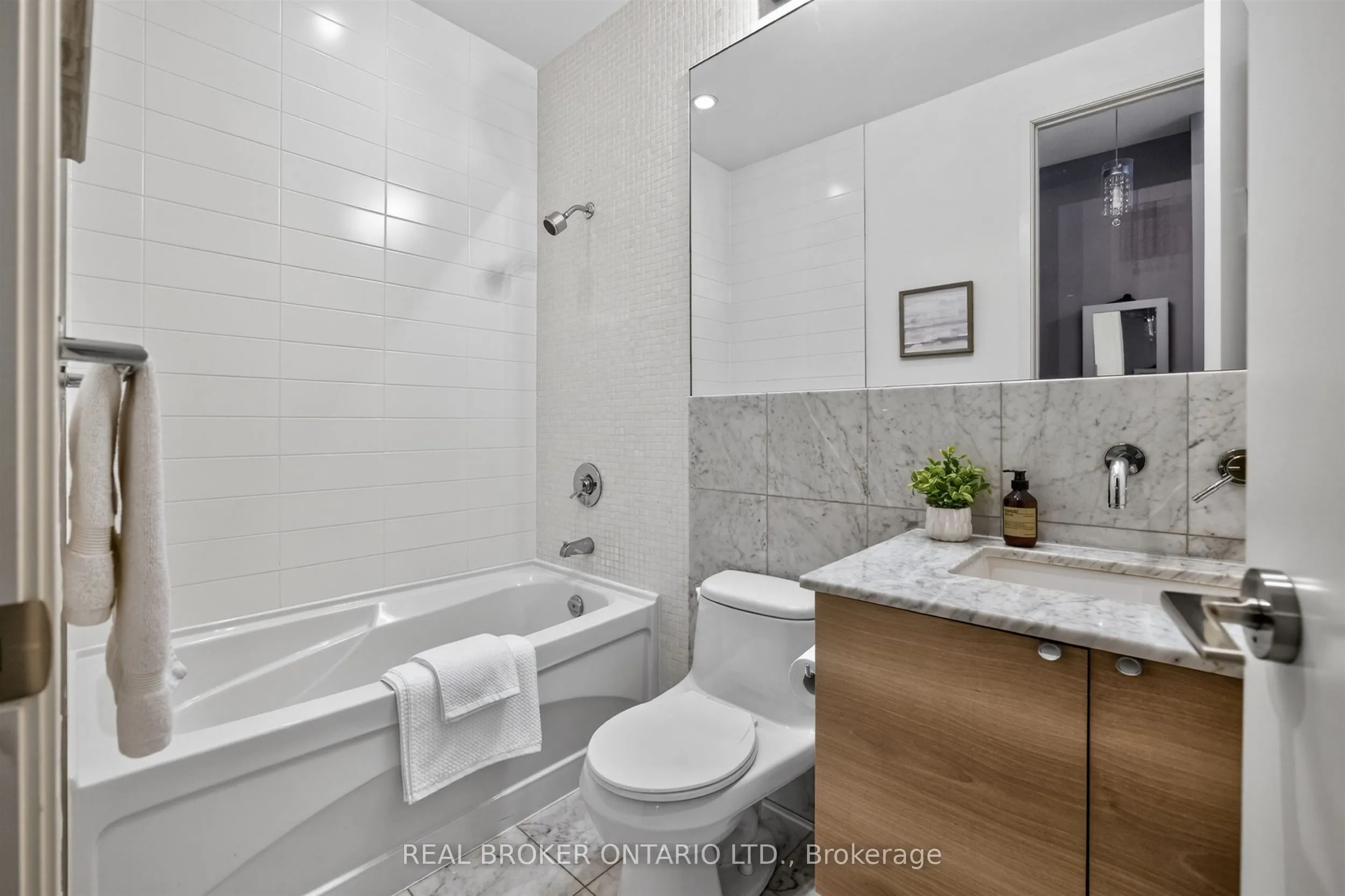 380 Macpherson Avenue #209