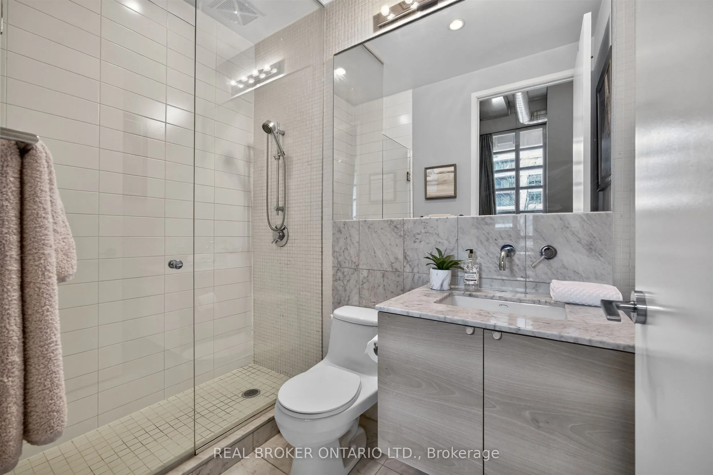 380 Macpherson Avenue #209