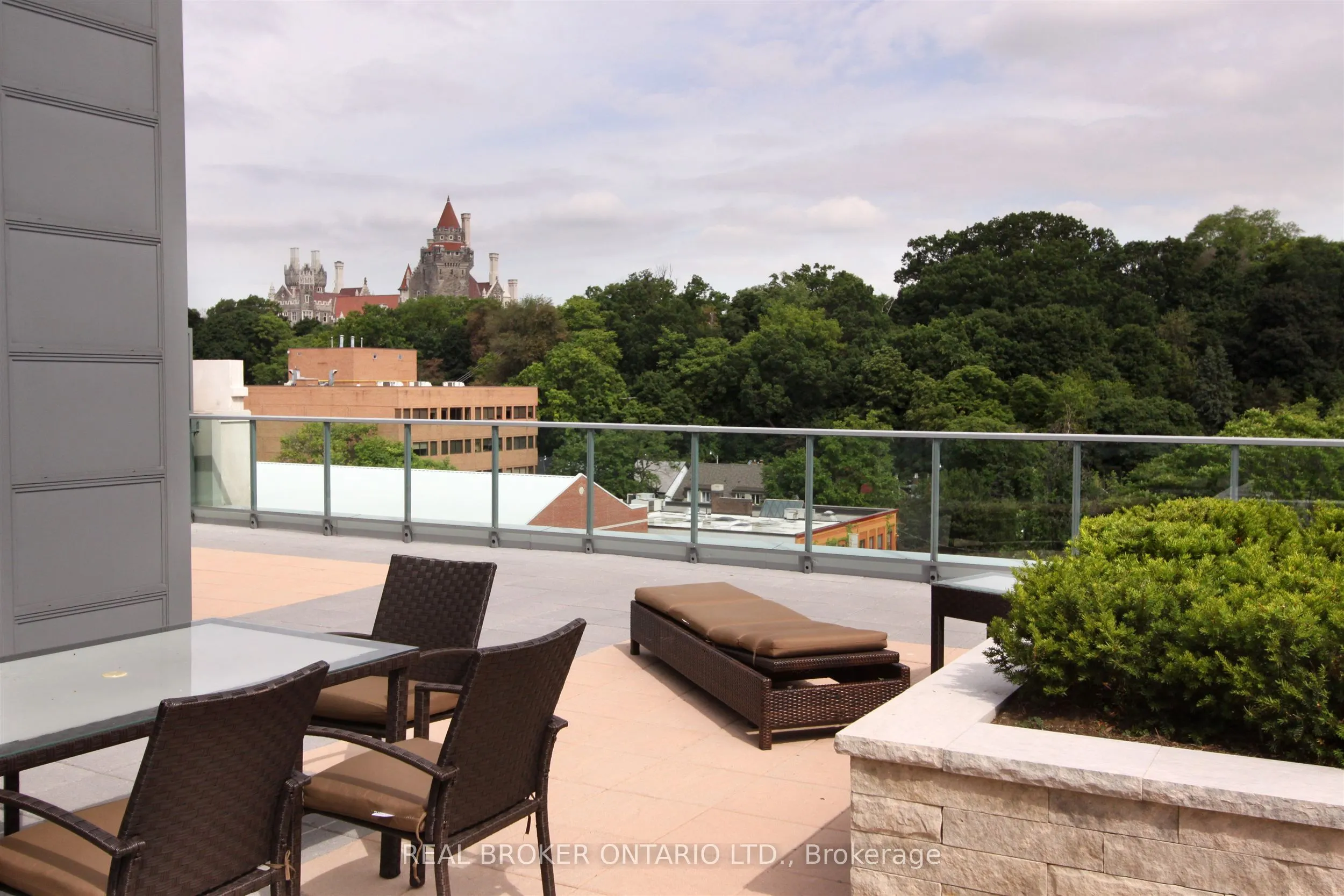 380 Macpherson Avenue #209