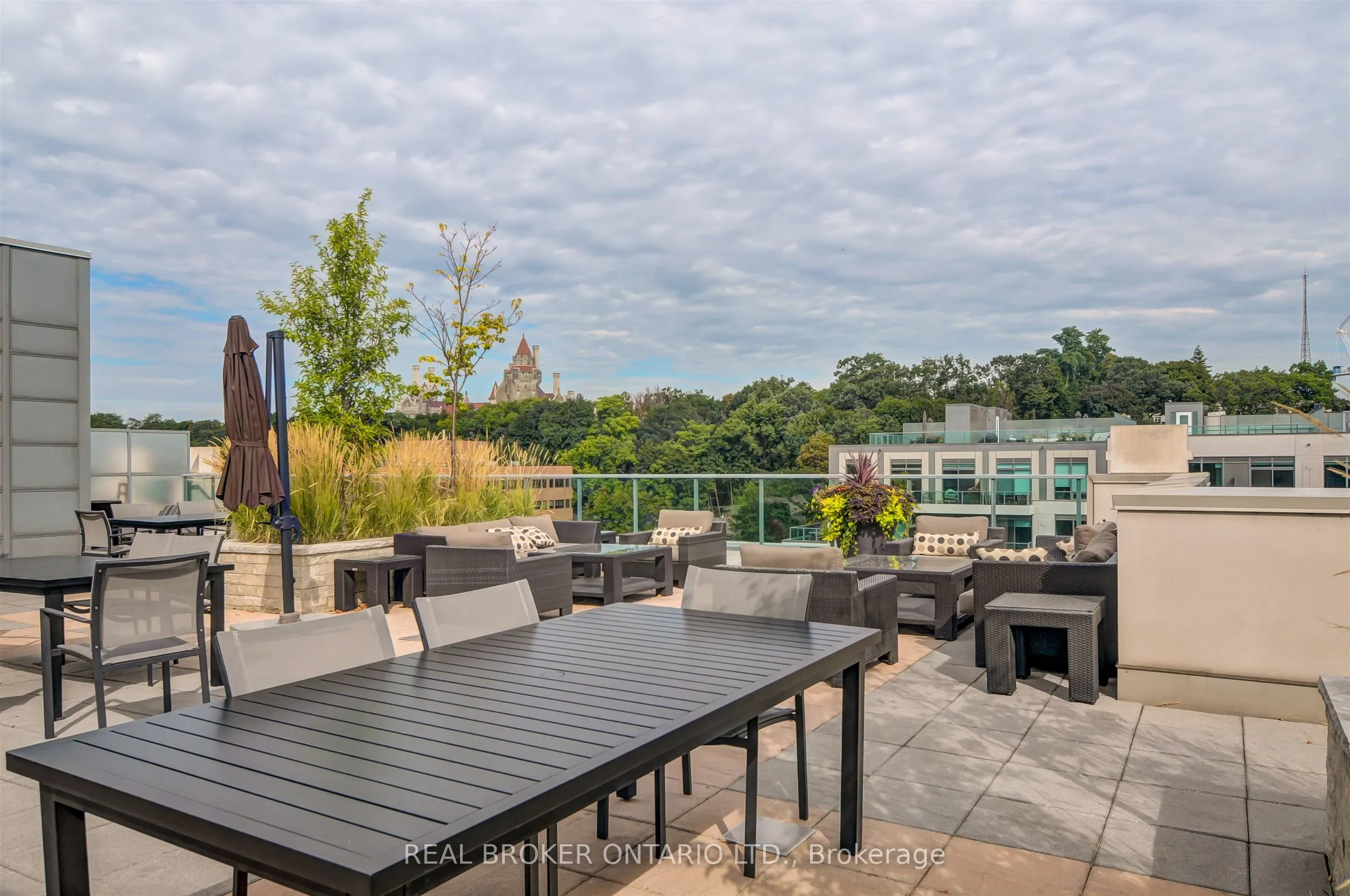 380 Macpherson Avenue #209