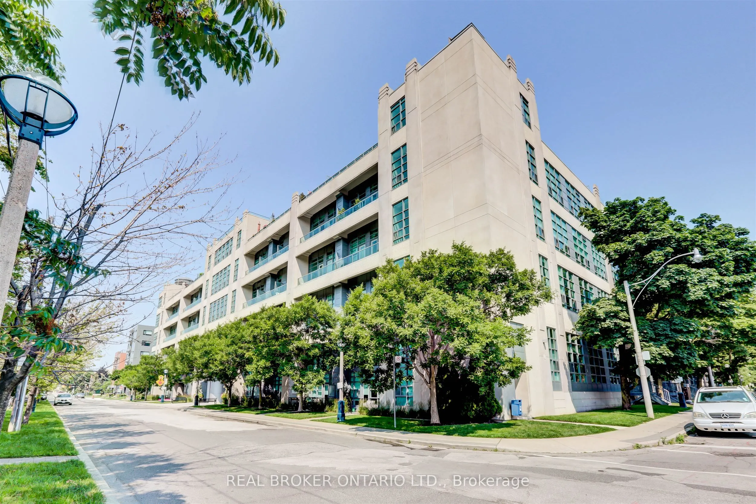 380 Macpherson Avenue #209