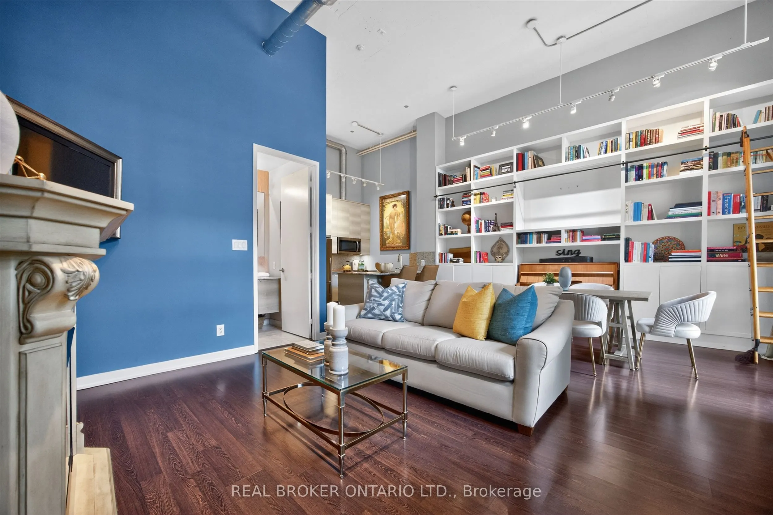 380 Macpherson Avenue #209