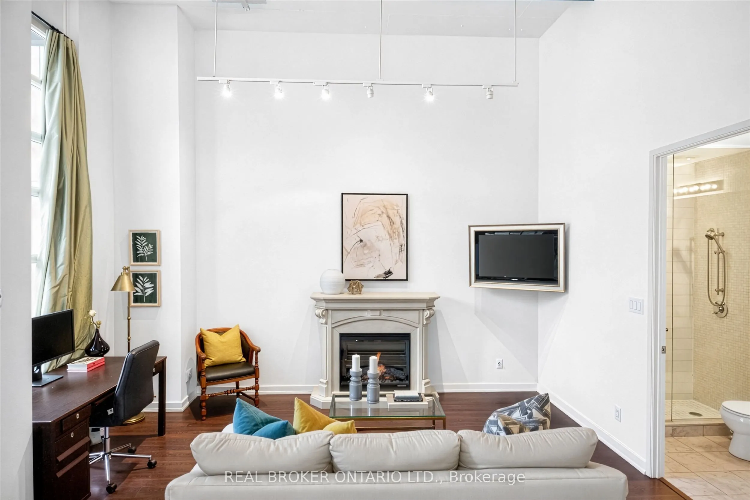 380 Macpherson Avenue #209