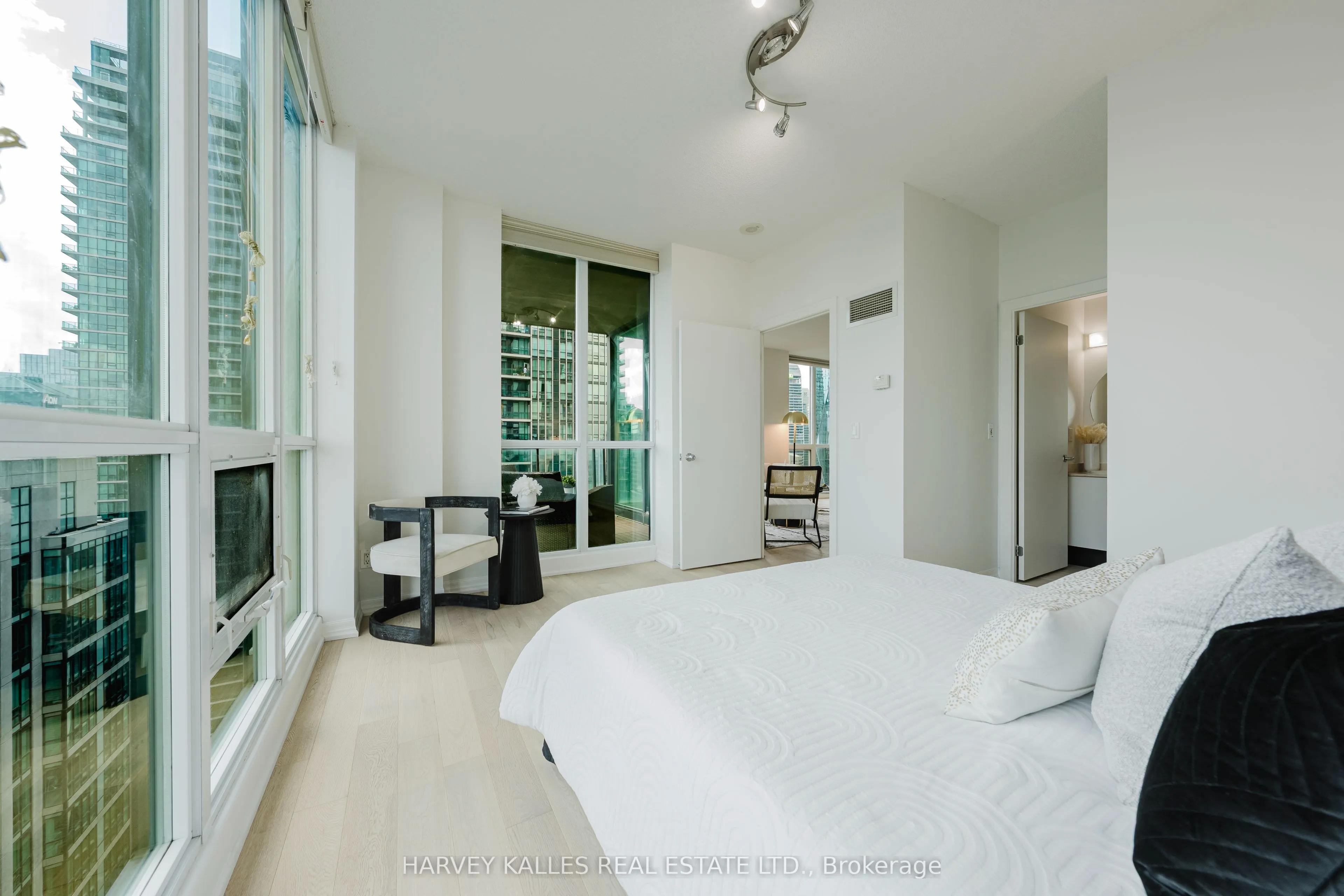 16 Yonge Street #3211