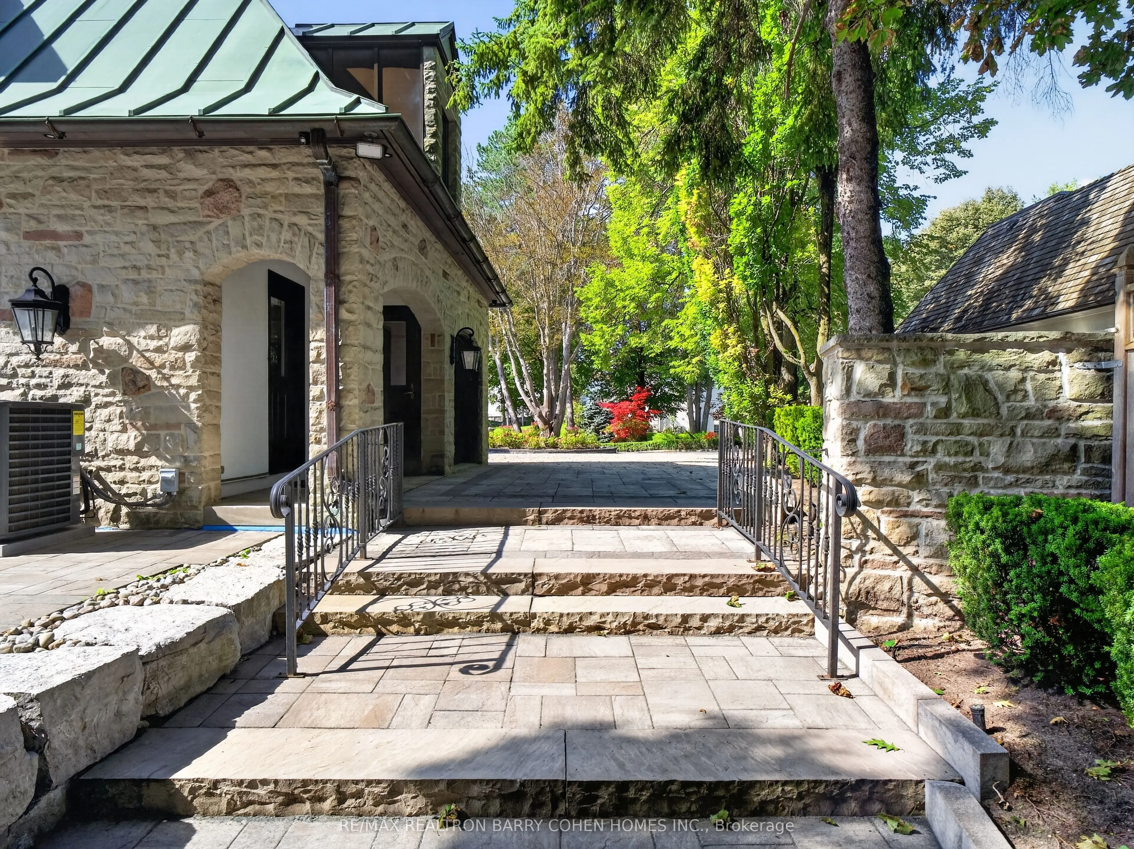 25 Tudor Gate