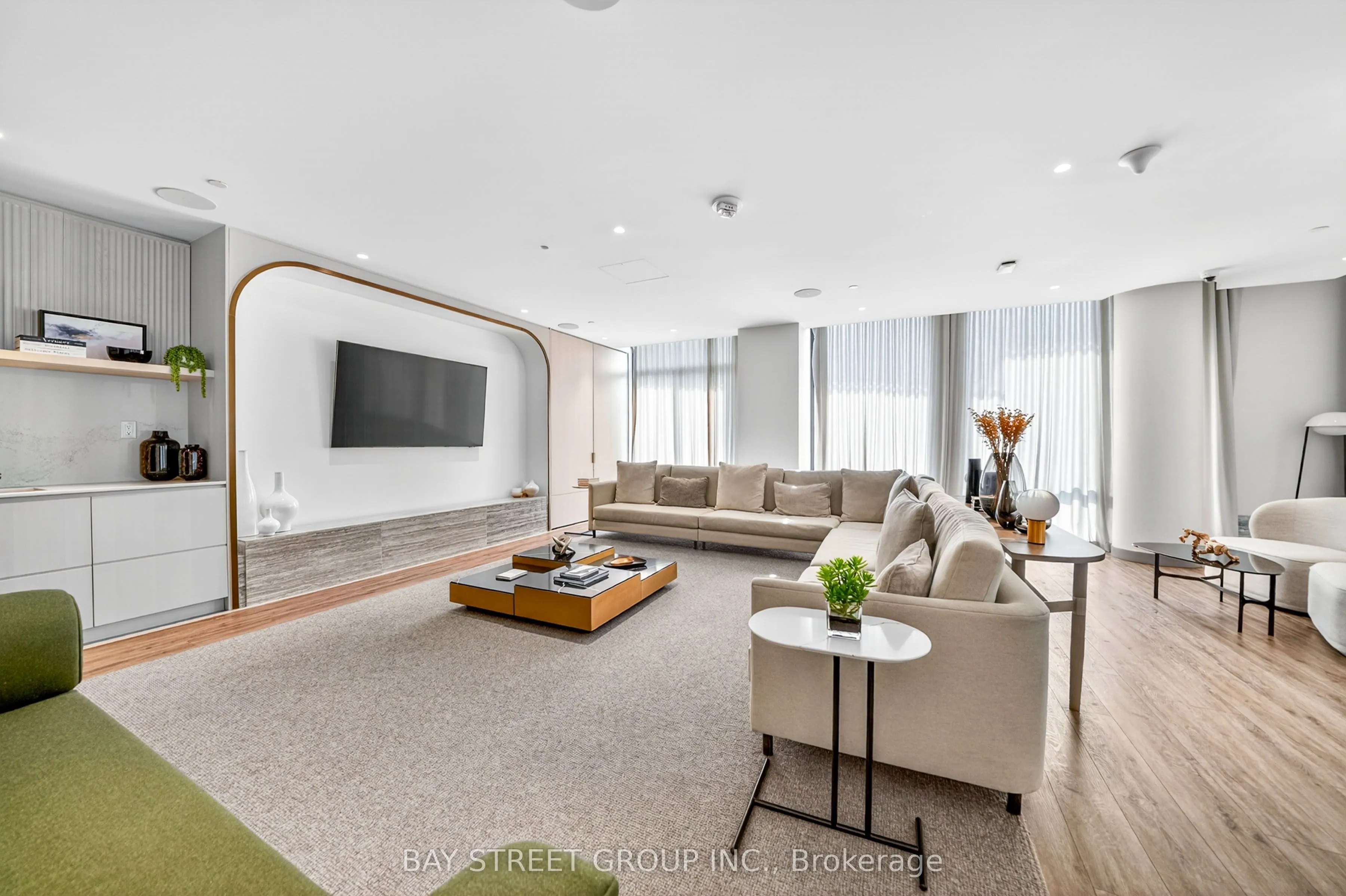 480 Front Street W #801