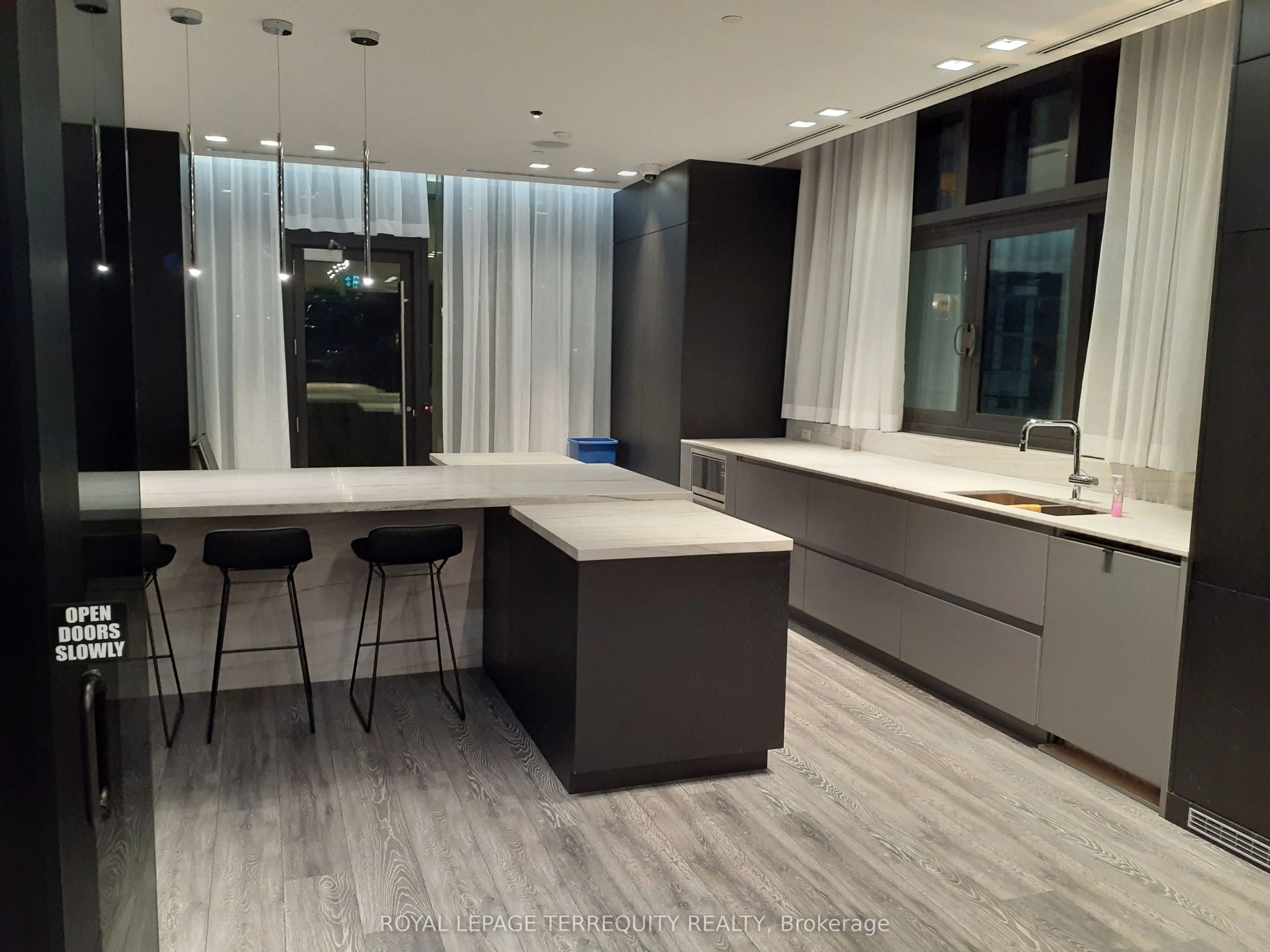8 Eglinton Avenue E #505