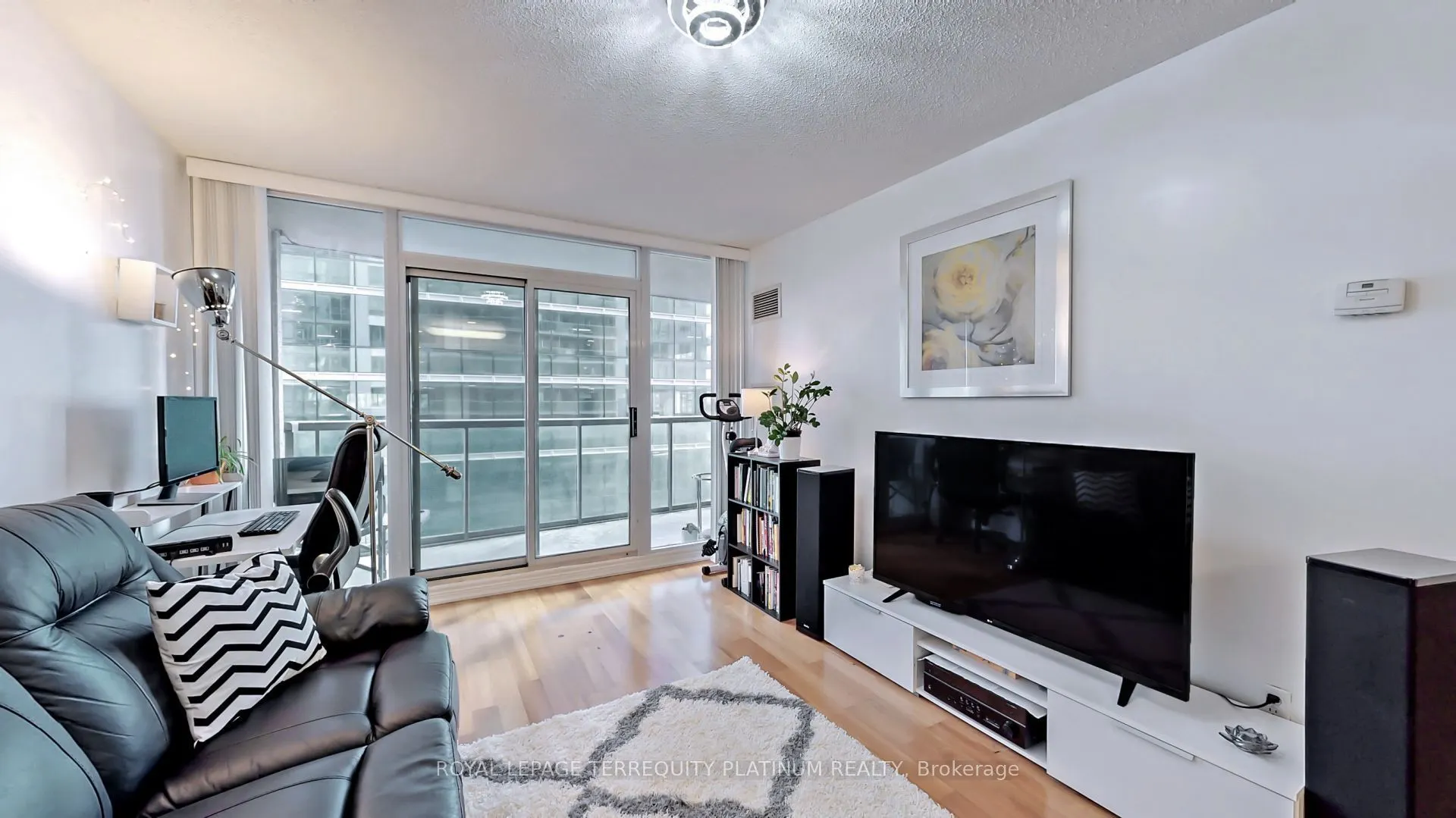 30 Grand Trunk Crescent #1907