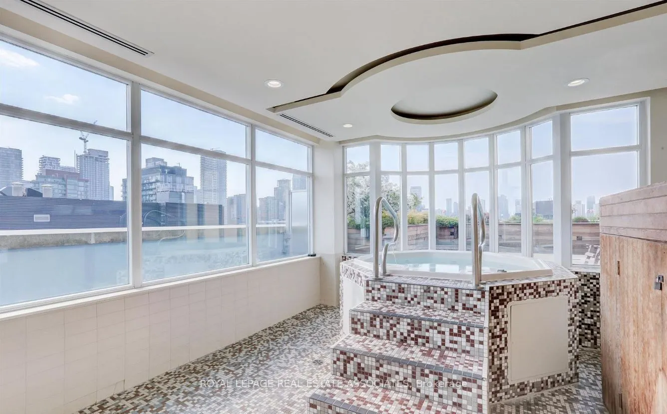 230 King Street E #604