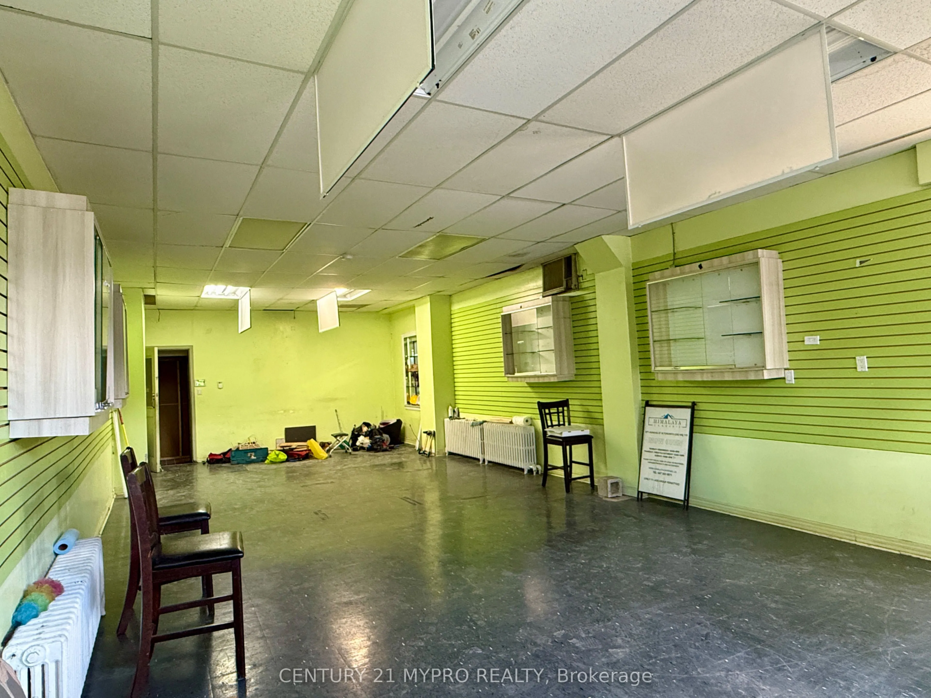 871 Dundas Street W