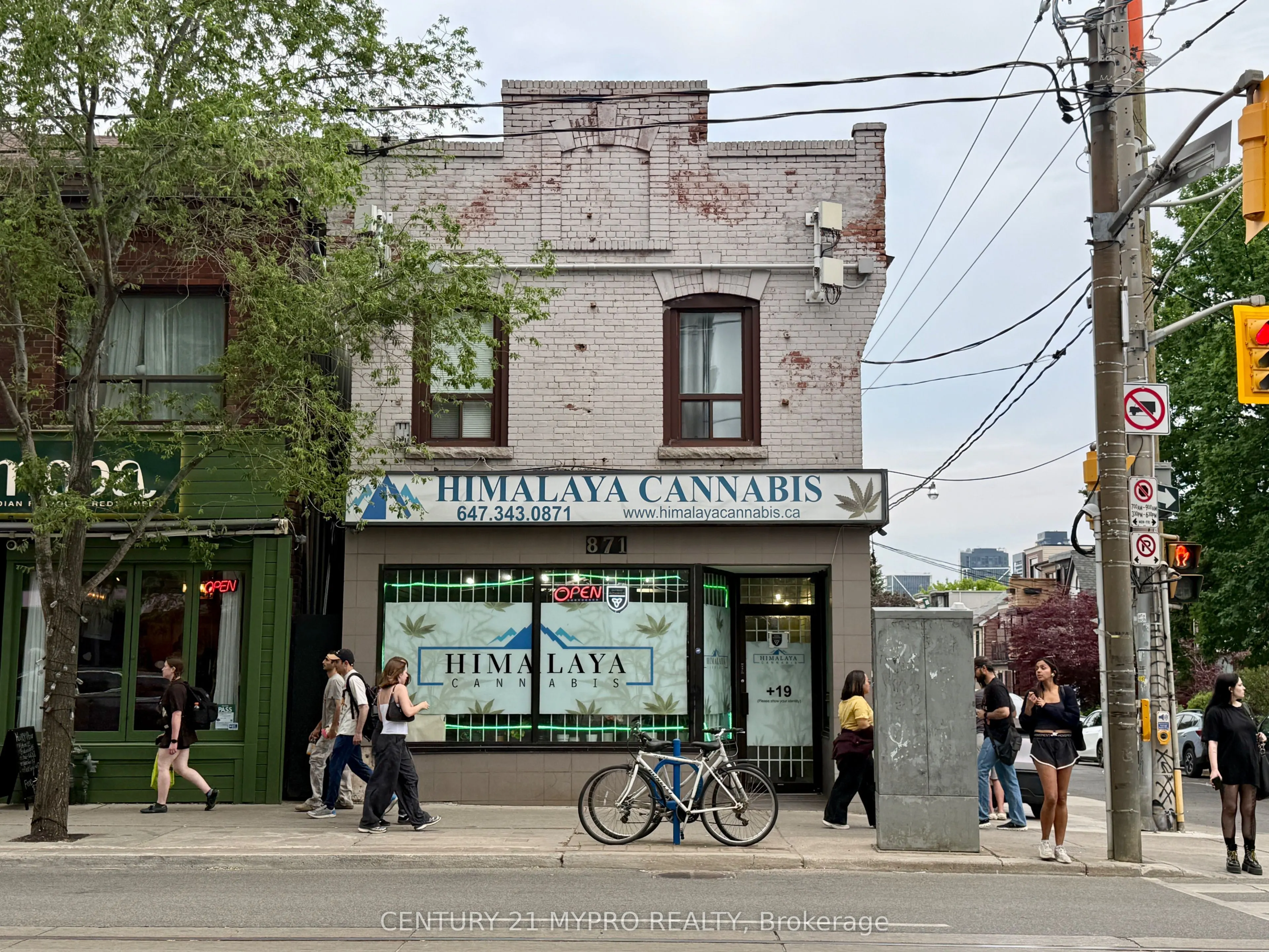 871 Dundas Street W