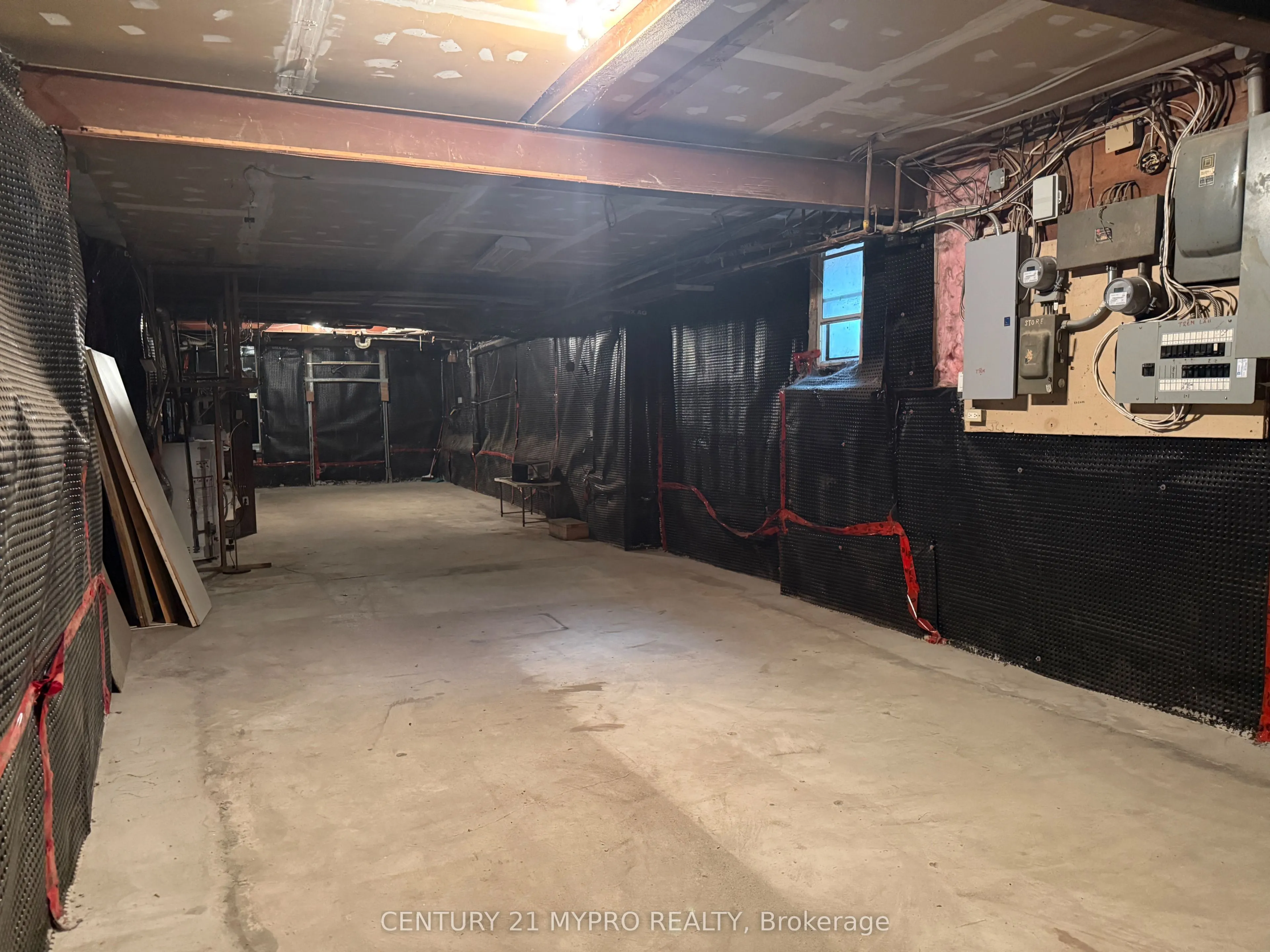 871 Dundas Street W